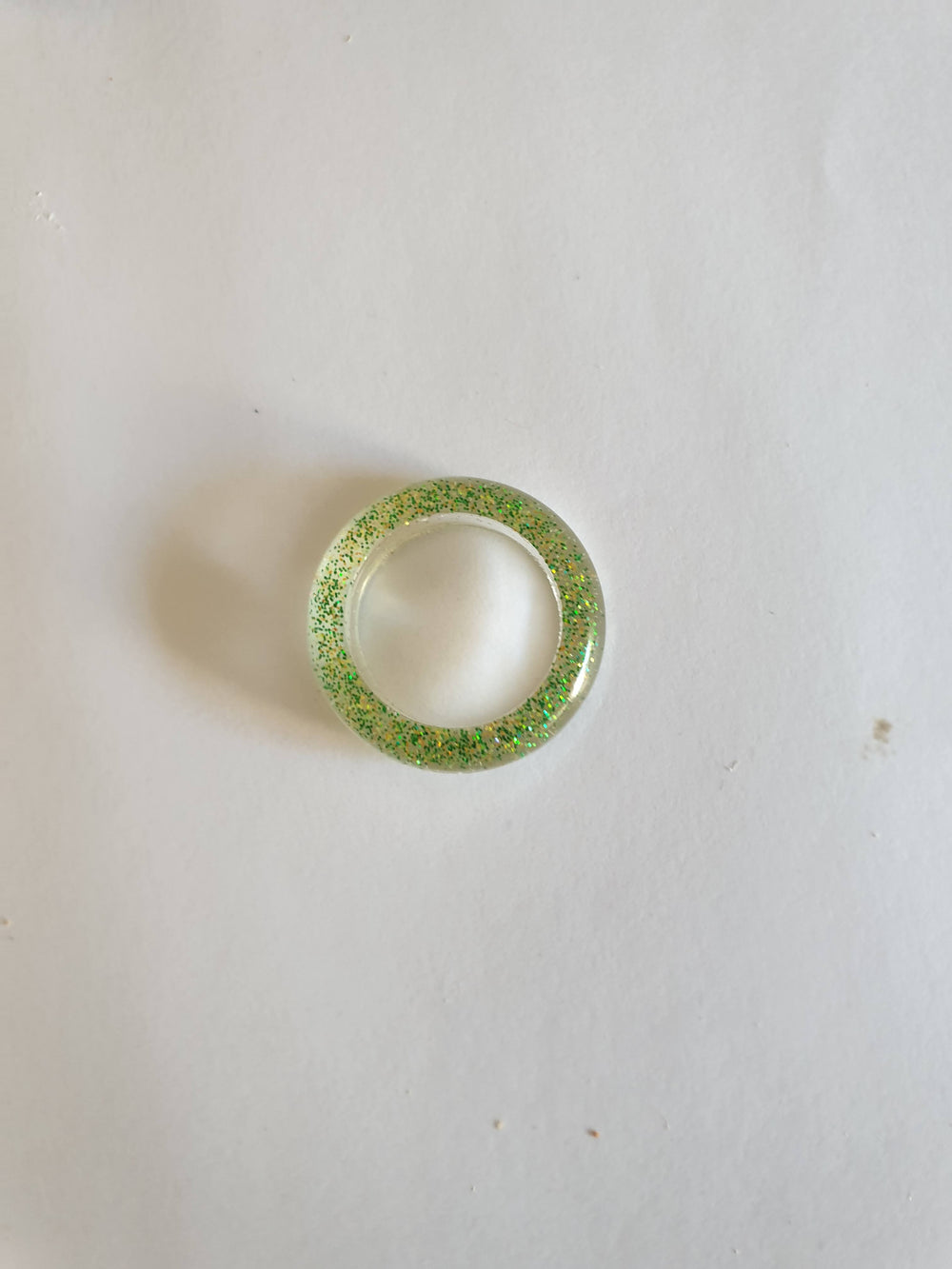 Bague en résine époxy verte avec paillettes vertes