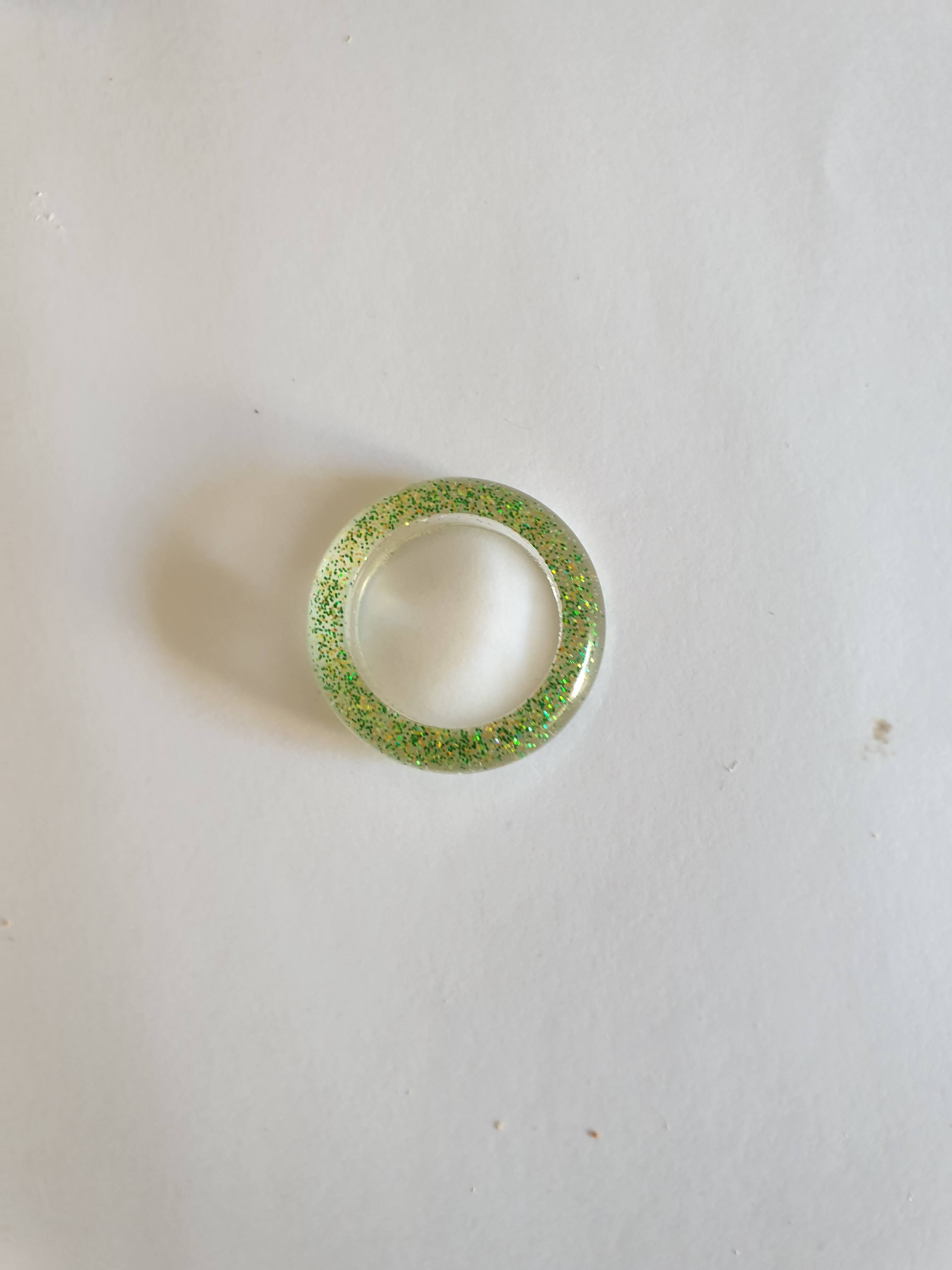 Bague en résine époxy verte avec paillettes vertes