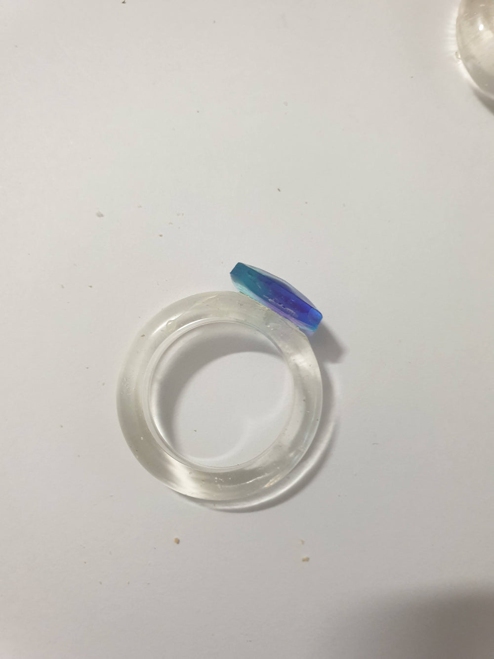 Bague en résine époxy transparente avec cabochon bleu
