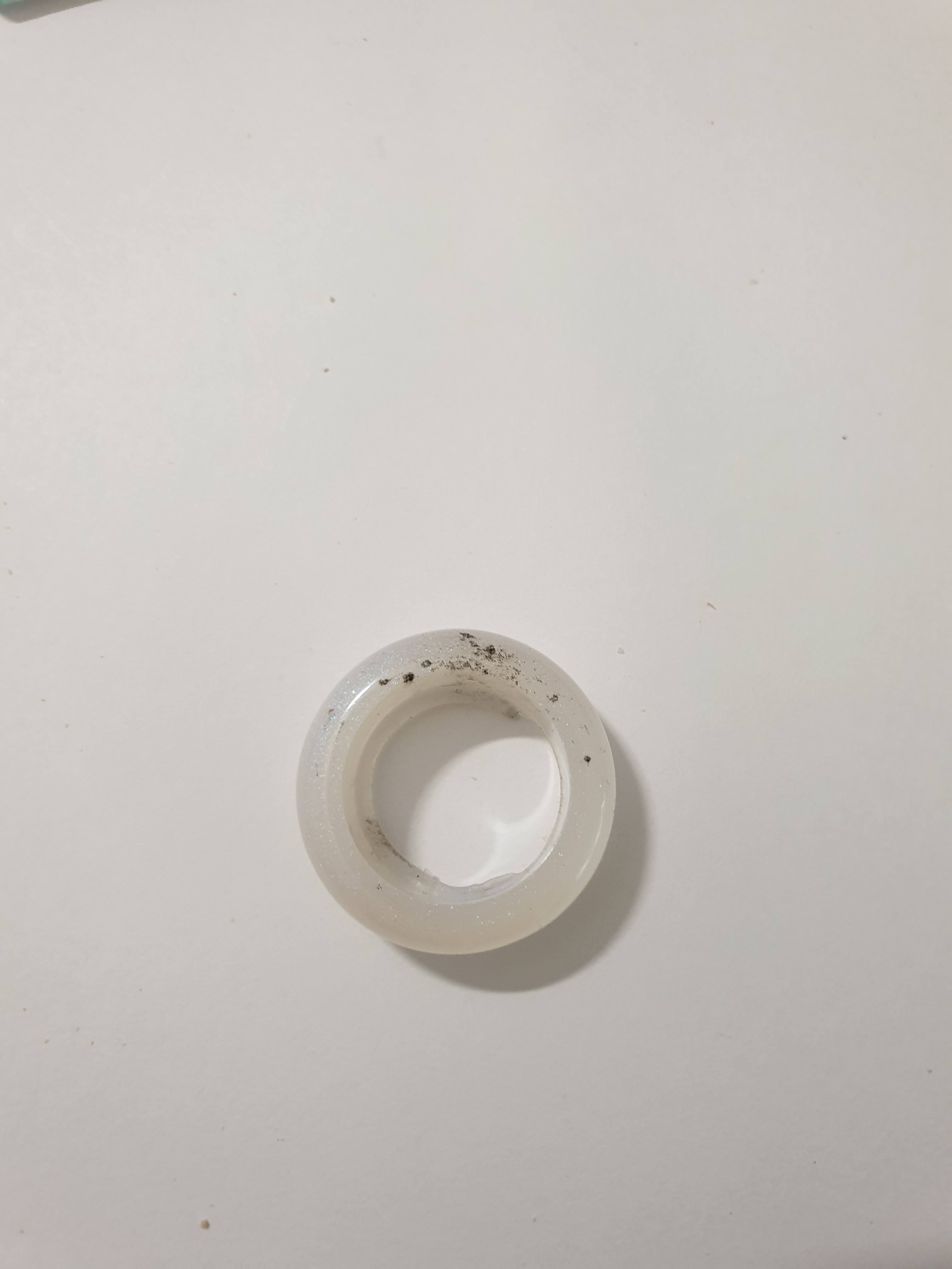 Bague en résine époxy blanche avec paillettes argentées