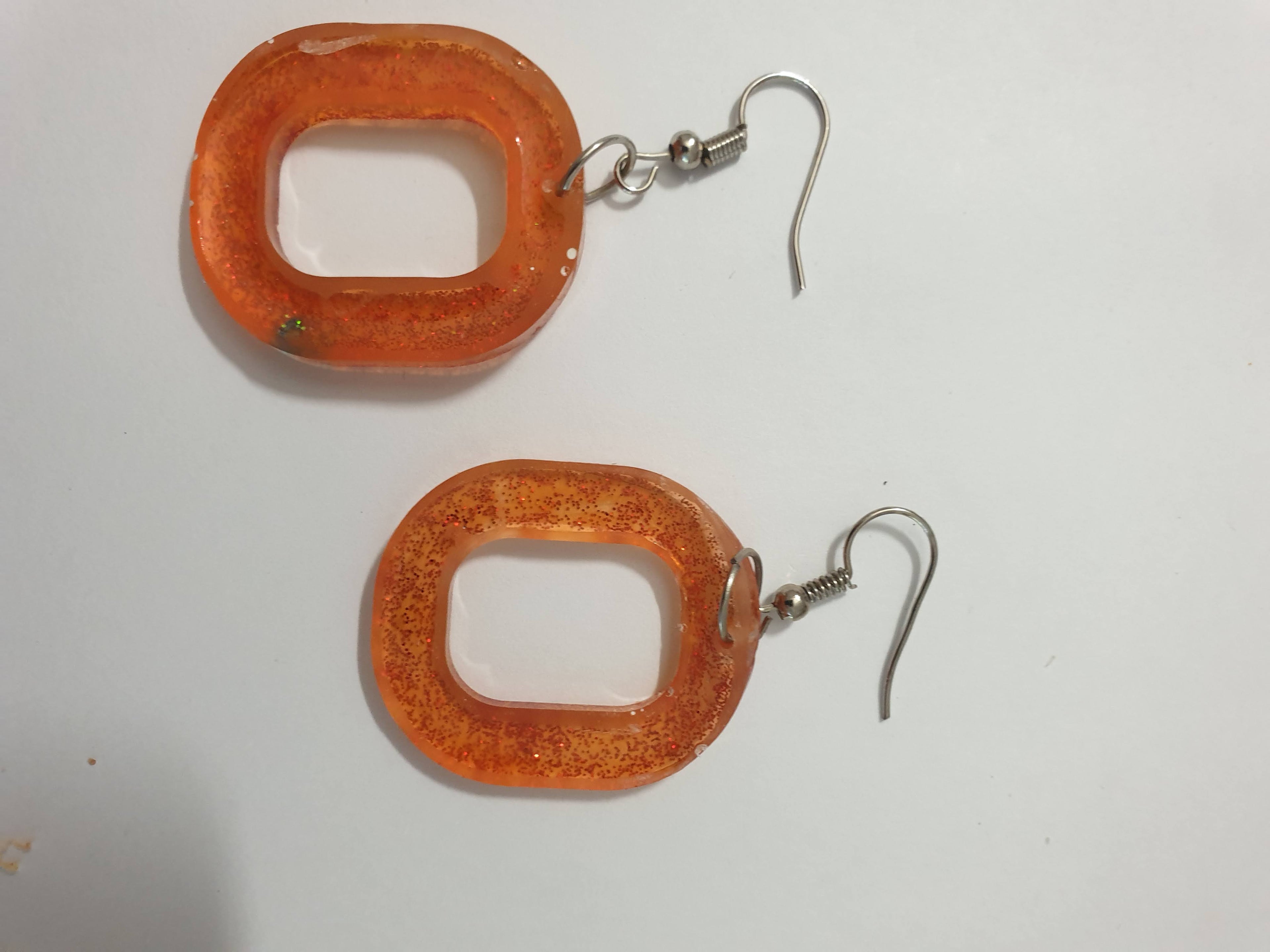 Boucles d'Oreilles Visage Artistique Doré - Résine Sculptée