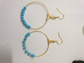 Boucles d'Oreilles Créoles Dorées avec Perles Blanches Marbrées - Fait Main