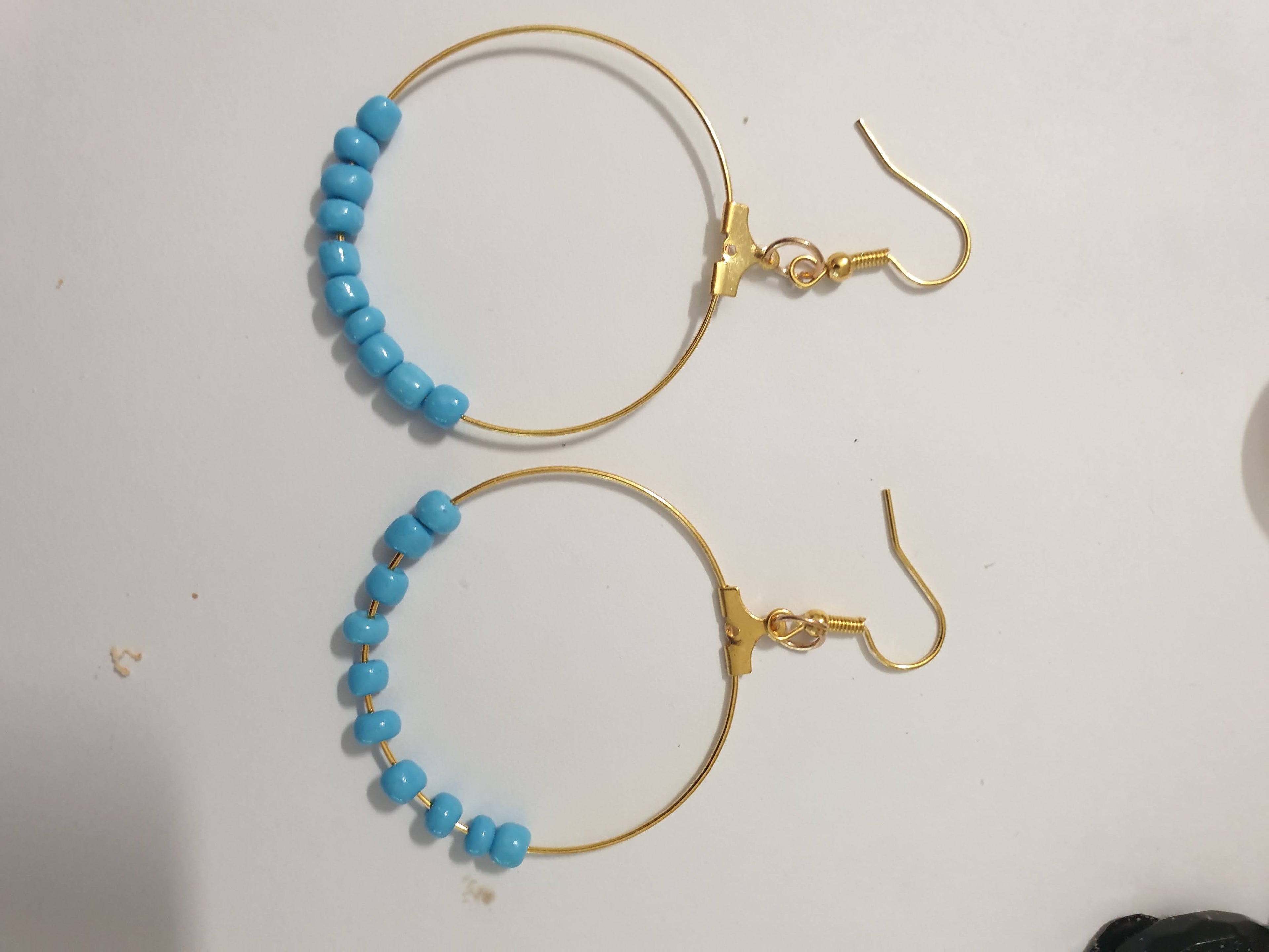 Boucles d'Oreilles Créoles Dorées avec Perles Blanches Marbrées - Fait Main