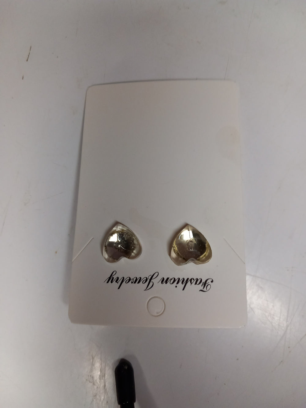Boucles d'oreilles clous cœur en résine époxy blanc transparent — Pièce unique fait main
