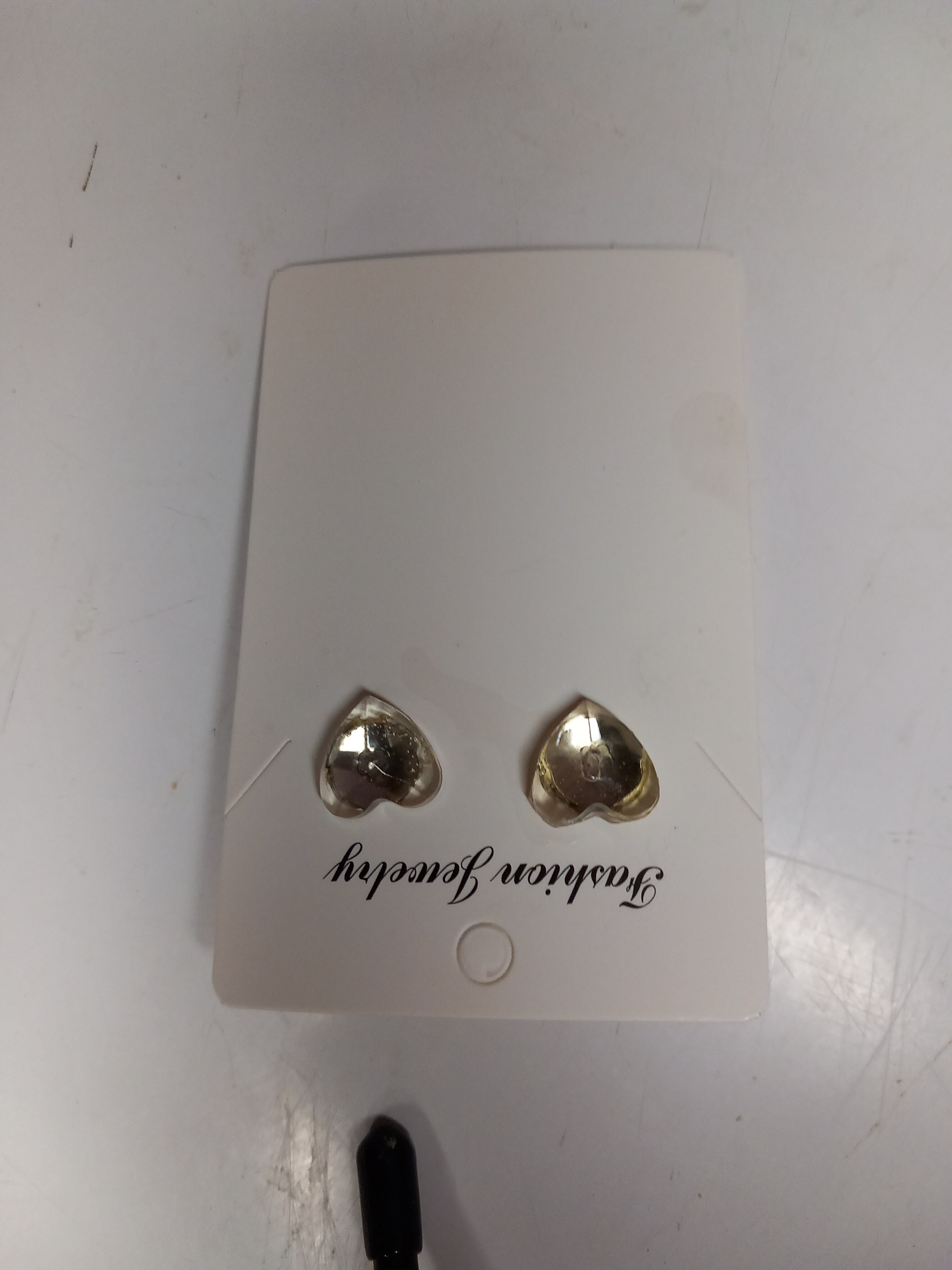 Boucles d'oreilles clous cœur en résine époxy blanc transparent — Pièce unique fait main