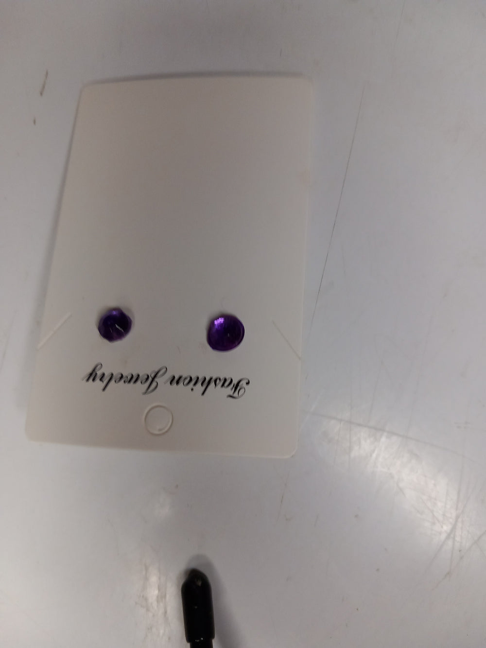 Boucles d'oreilles clous ronds en résine époxy violet — Pièce unique fait main