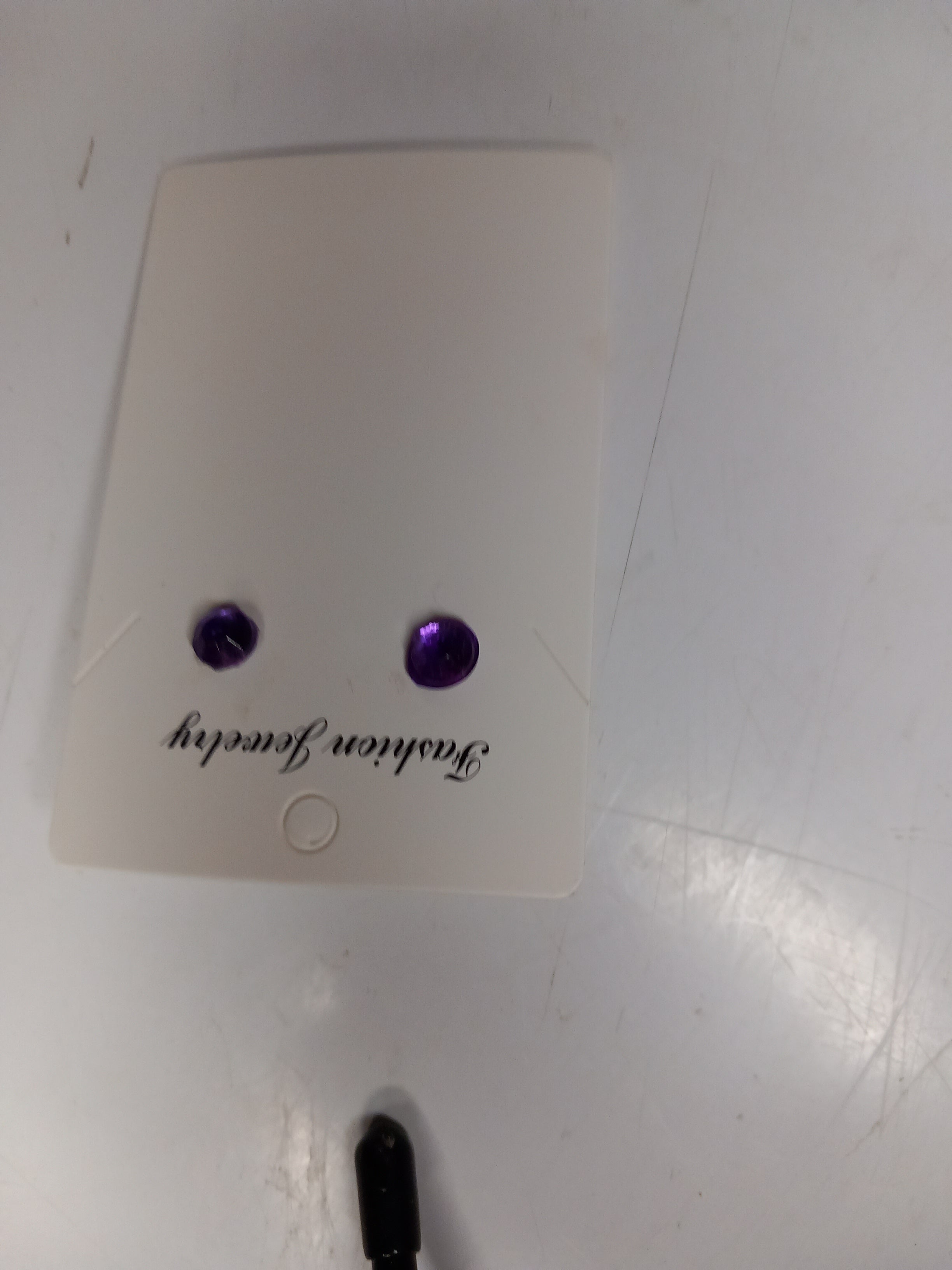 Boucles d'oreilles clous ronds en résine époxy violet — Pièce unique fait main