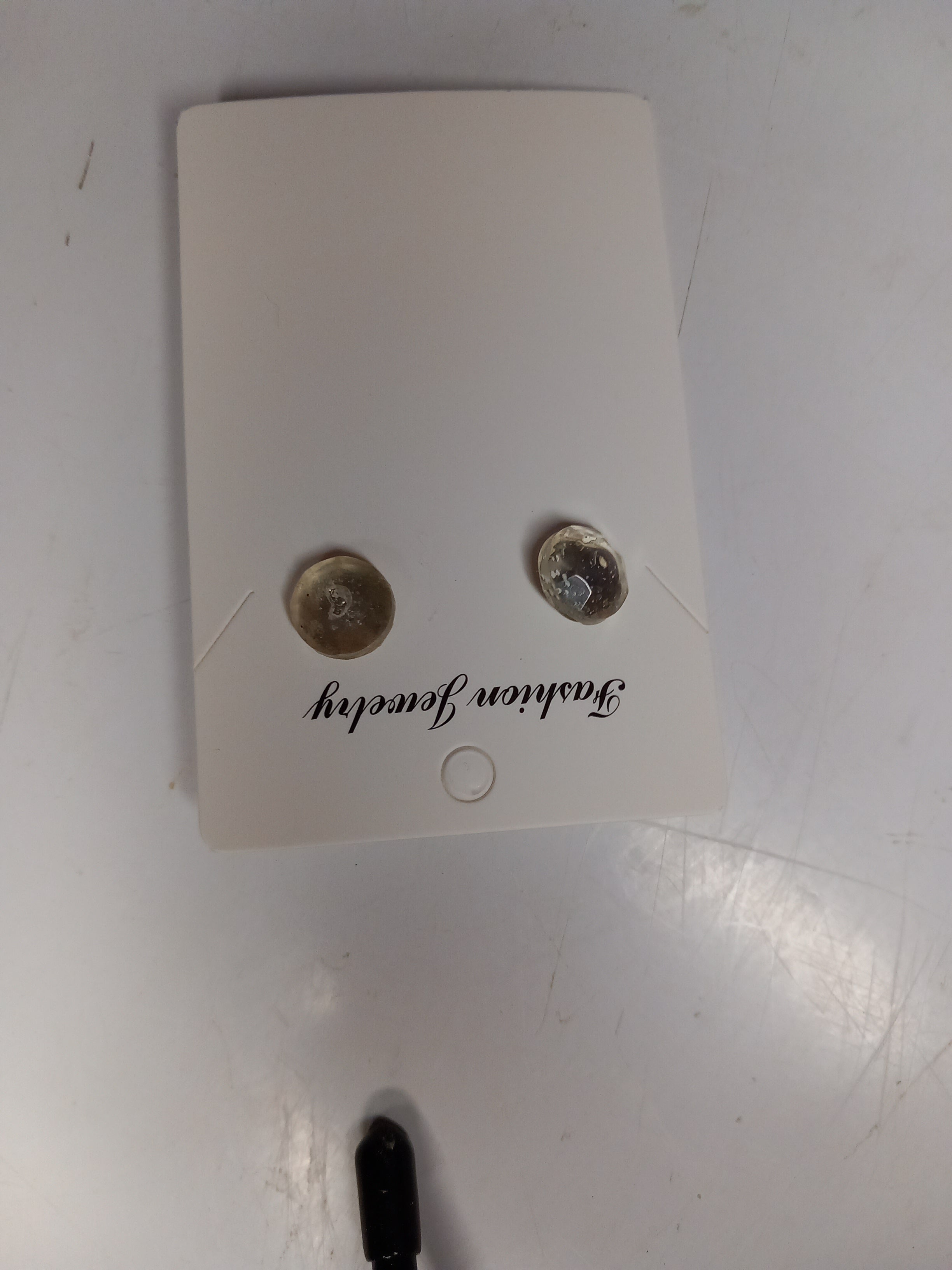 Boucles d'oreilles clous ronds facettés en résine époxy blanc transparent — Pièce unique fait main