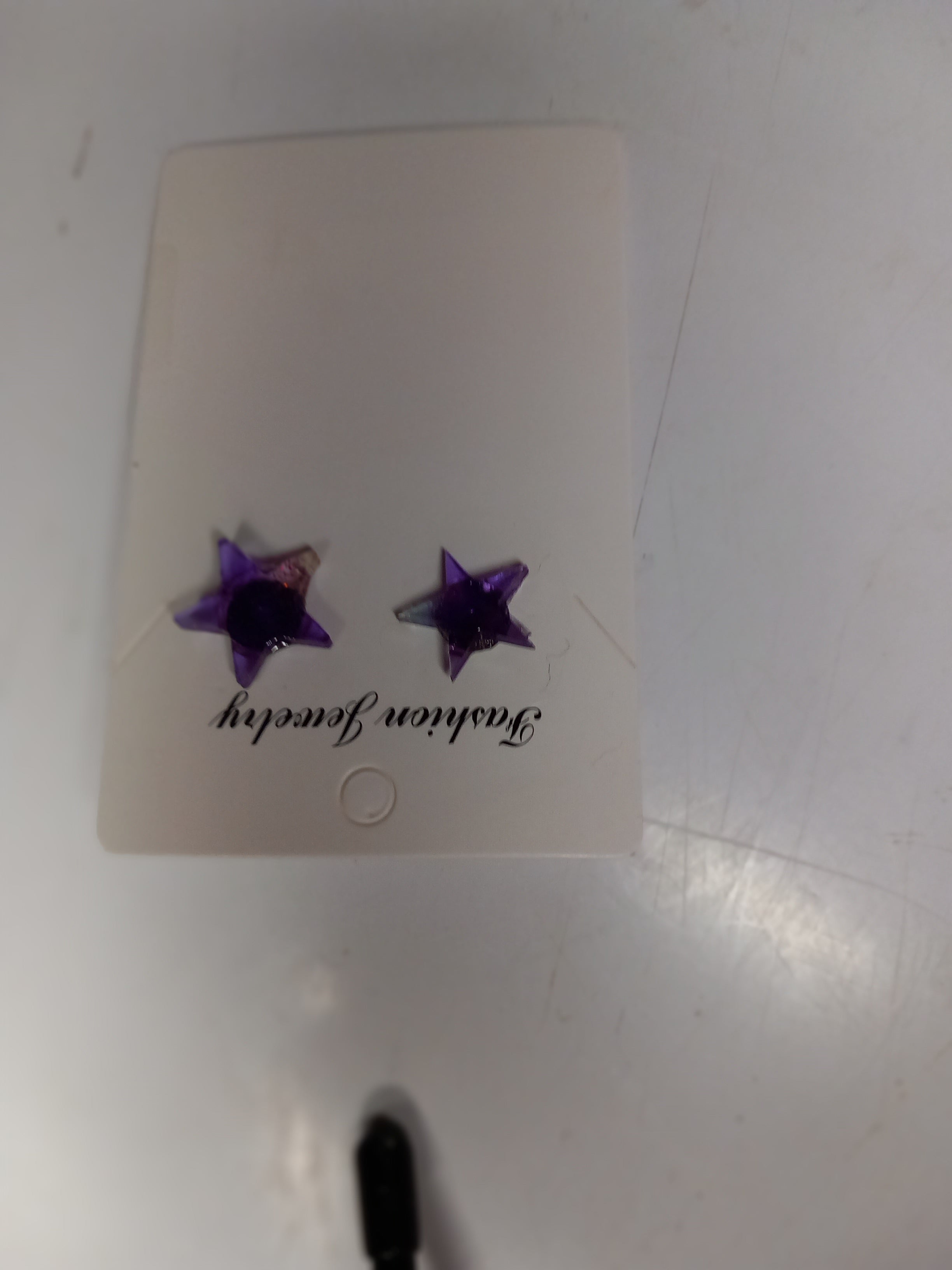 Boucles d'oreilles clous étoiles en résine époxy violet transparent — Pièce unique fait main