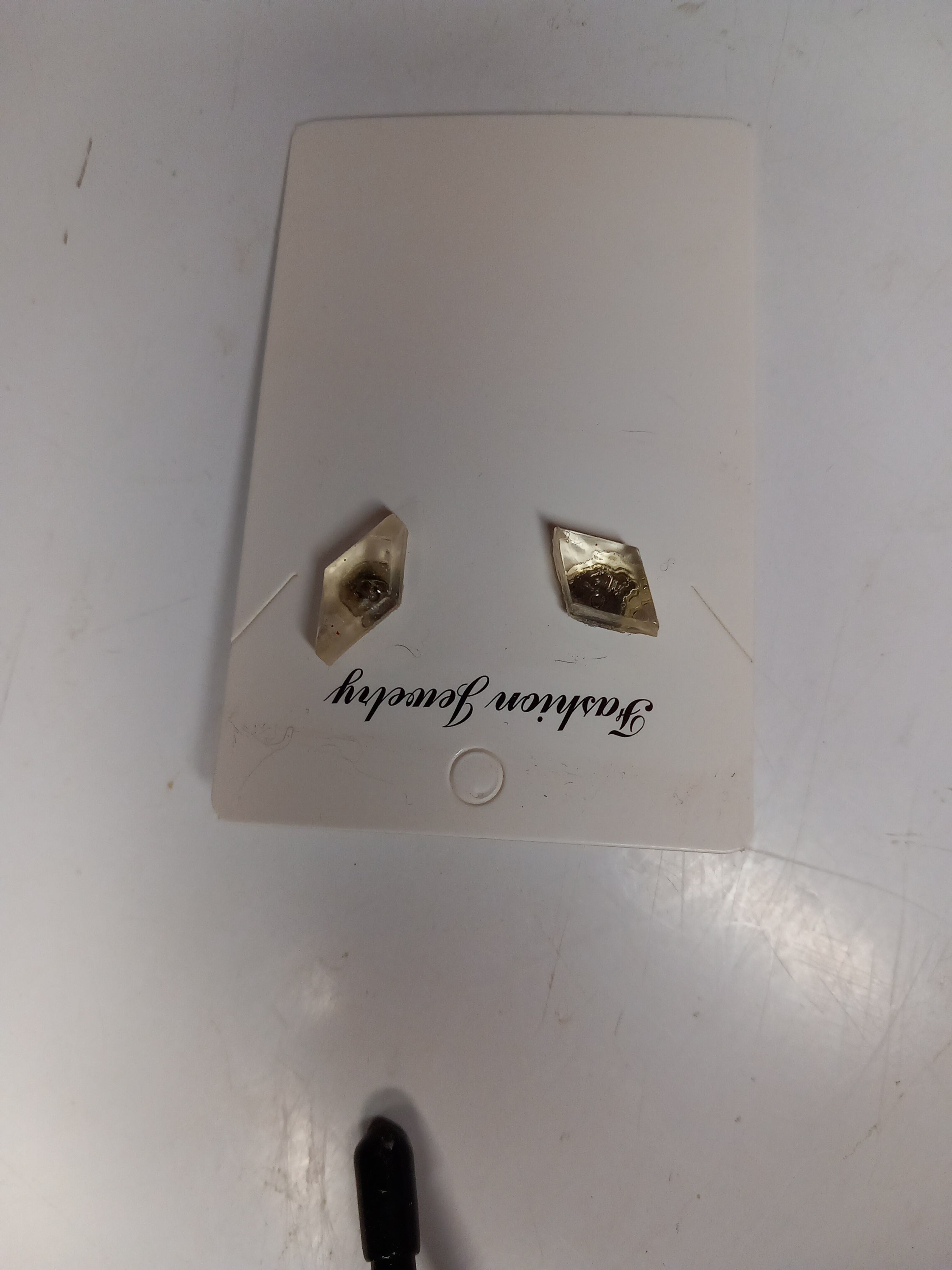 Boucles d'oreilles clous losange en résine époxy blanc transparent — Pièce unique fait main