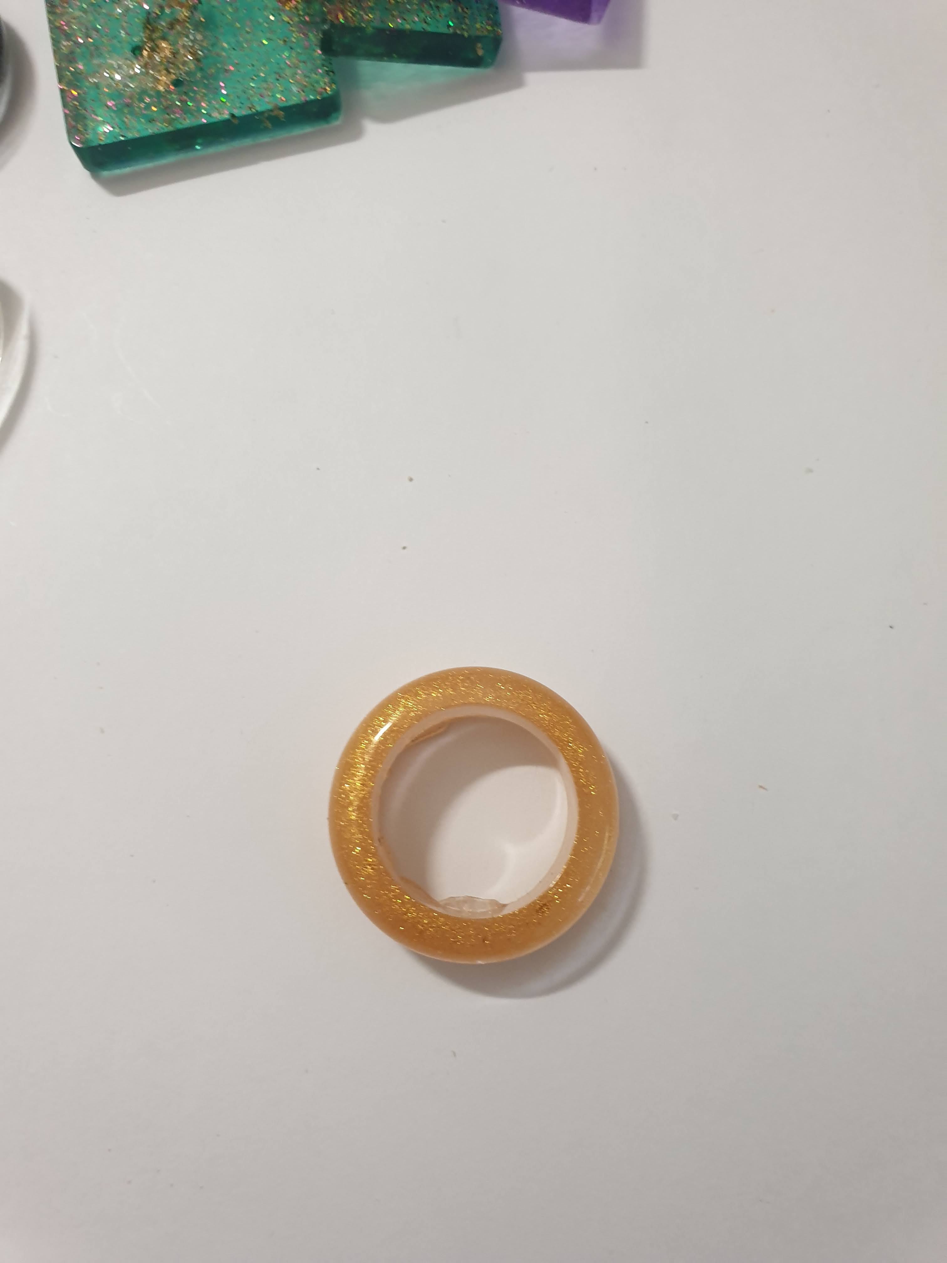Bague en résine époxy dorée avec paillettes dorées