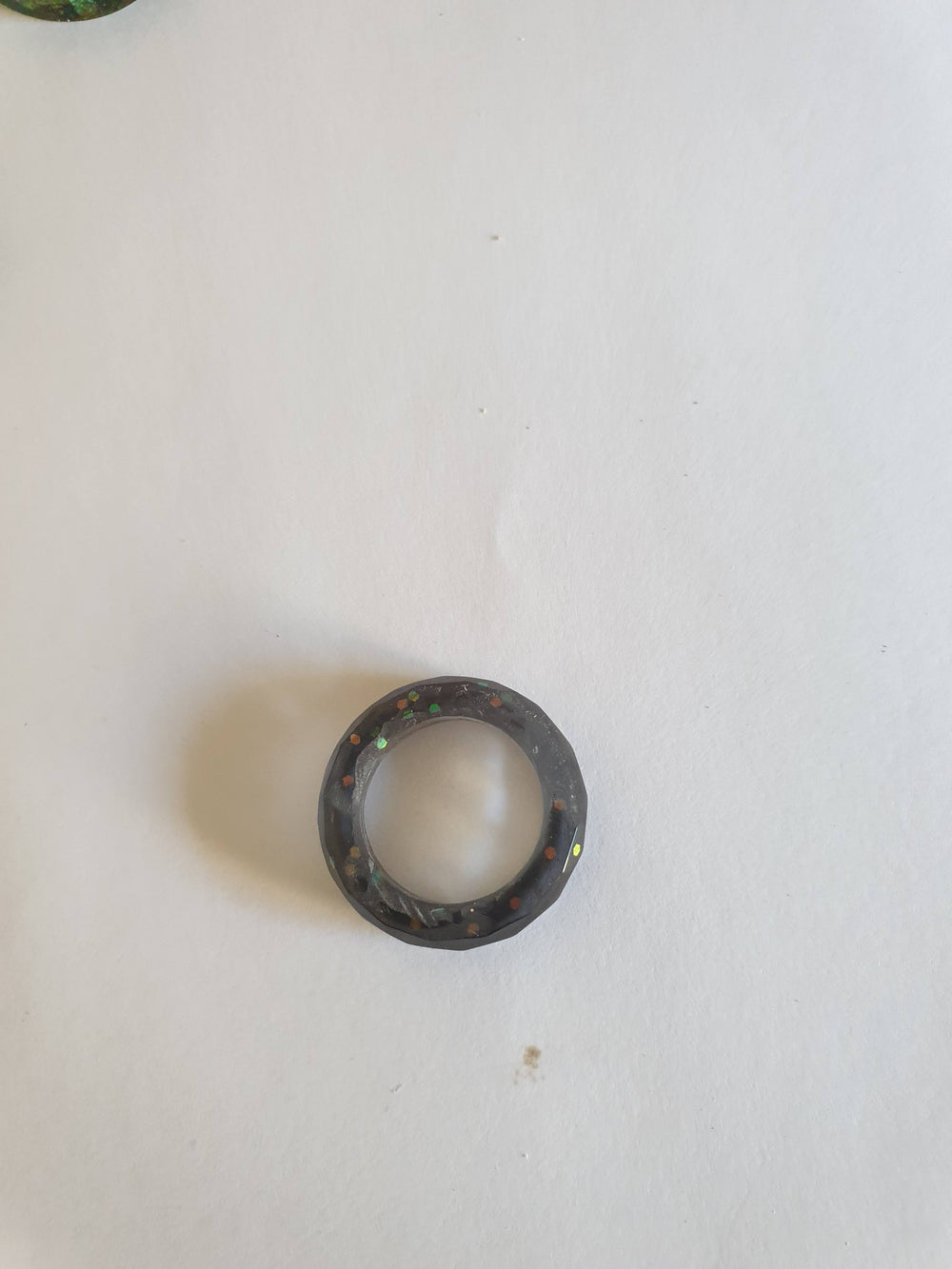 Bague en résine époxy noire avec paillettes multicolores