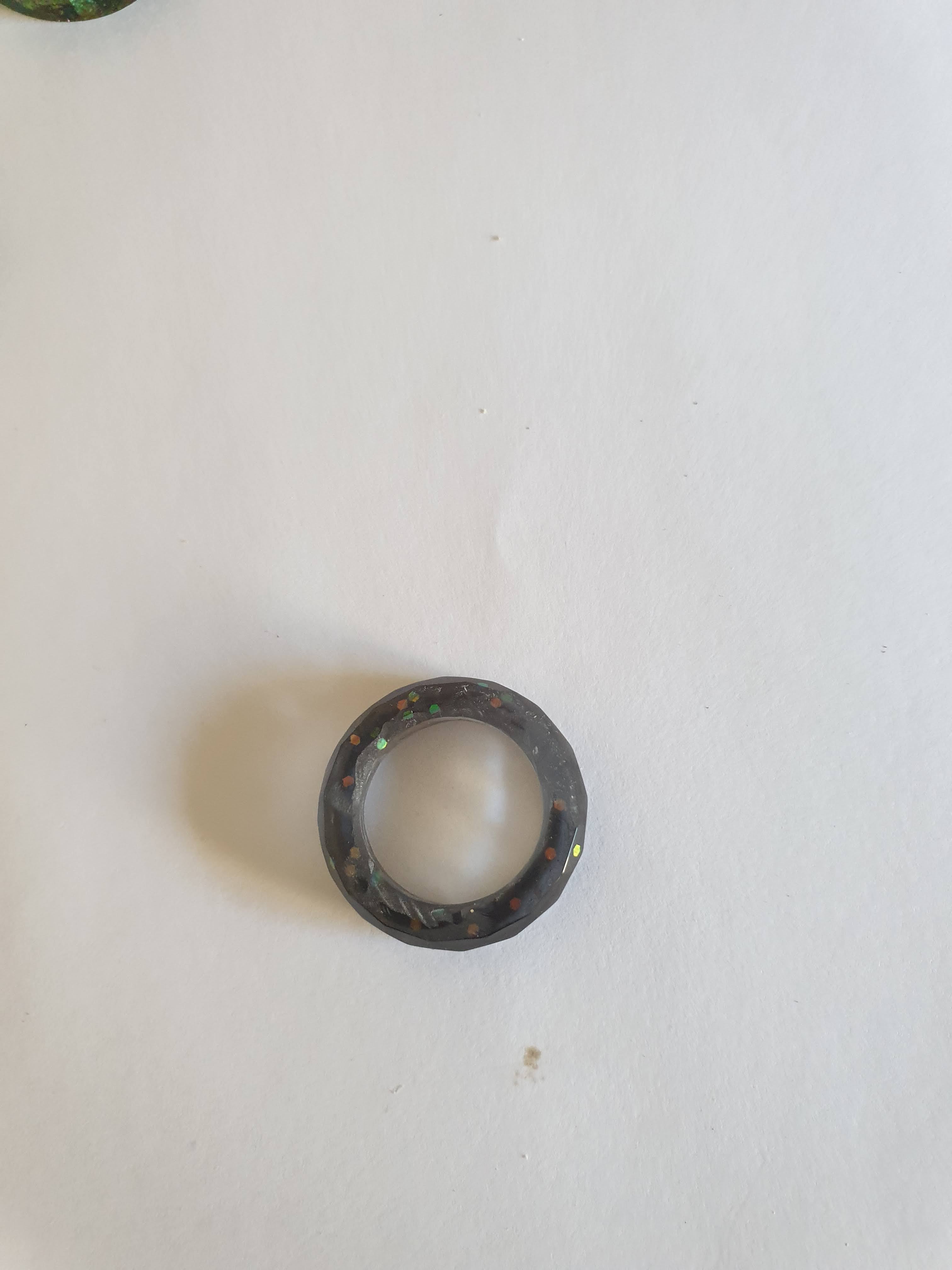 Bague en résine époxy noire avec paillettes multicolores