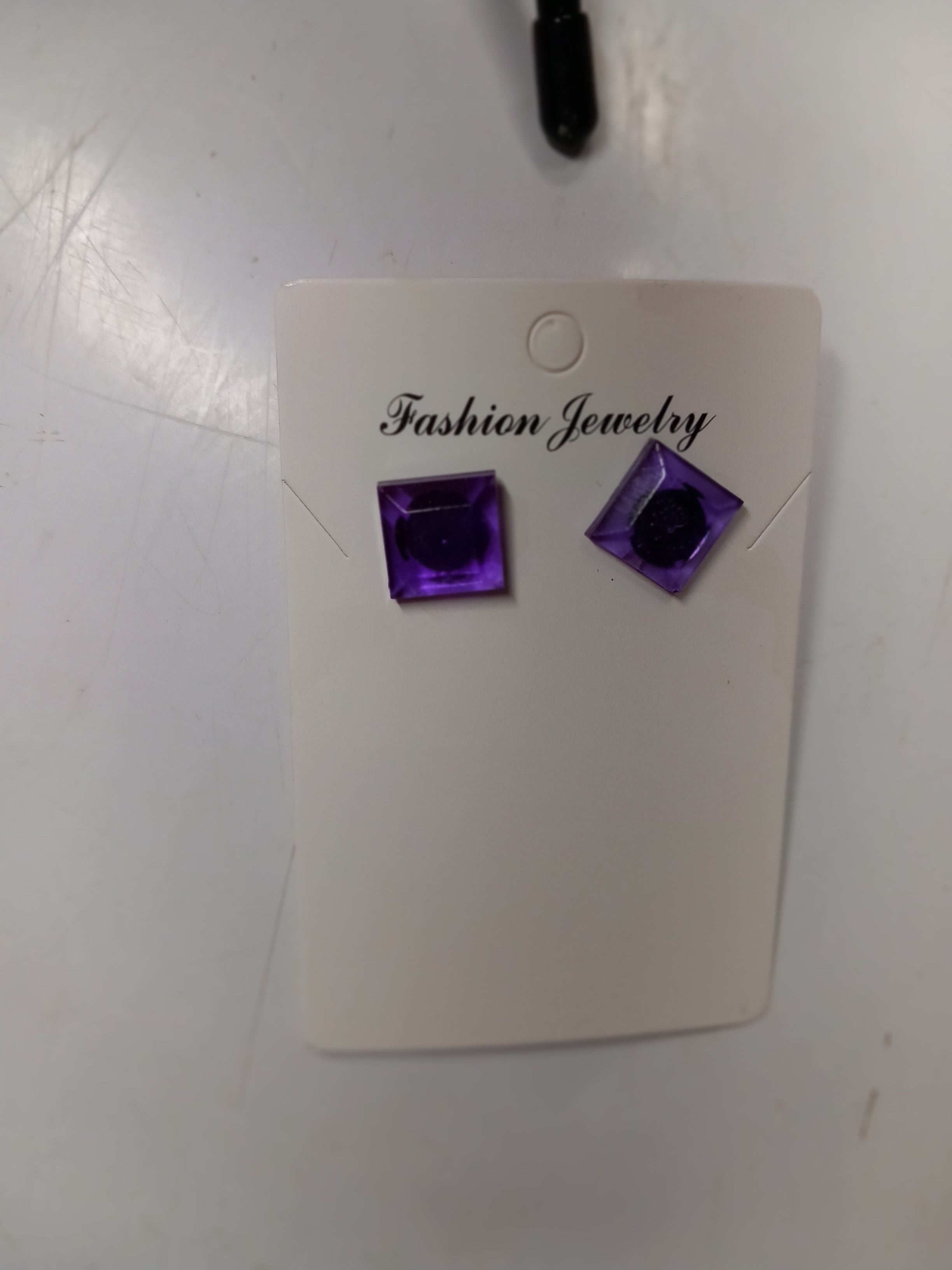 Boucles d'oreilles clous grands carrés facettés en résine époxy violet — Pièce unique fait main