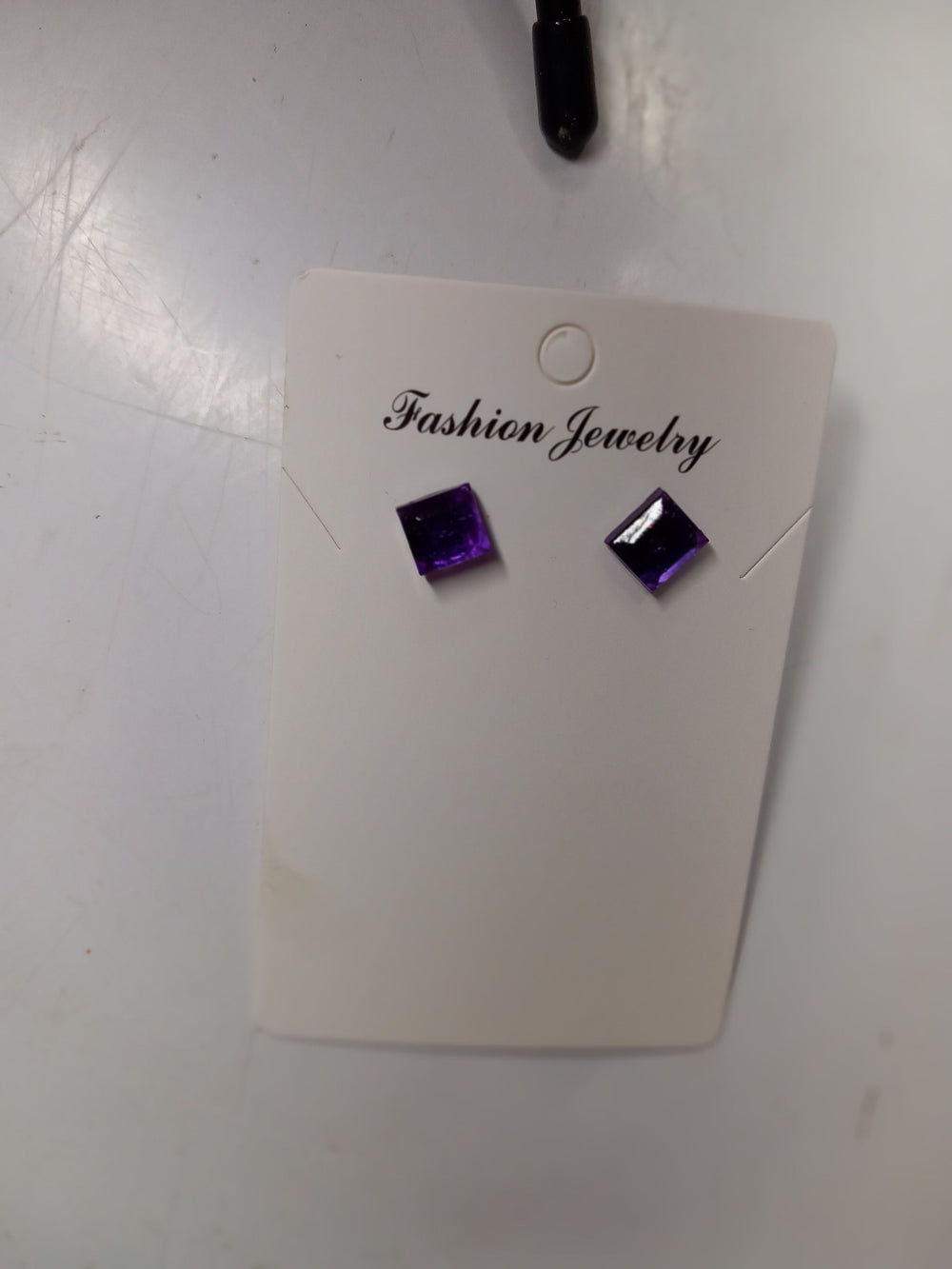 Boucles d'oreilles clous petits carrés facettés en résine époxy violet transparent — Pièce unique fait main