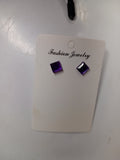 Boucles d'oreilles clous petits carrés facettés en résine époxy violet transparent — Pièce unique fait main
