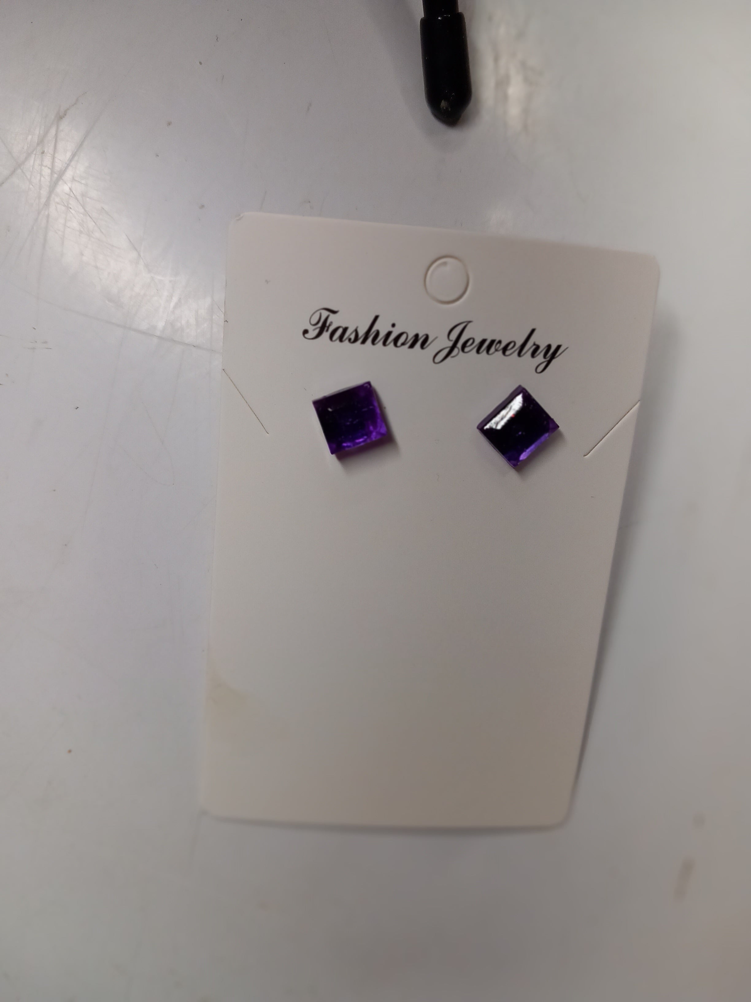 Boucles d'oreilles clous petits carrés facettés en résine époxy violet transparent — Pièce unique fait main