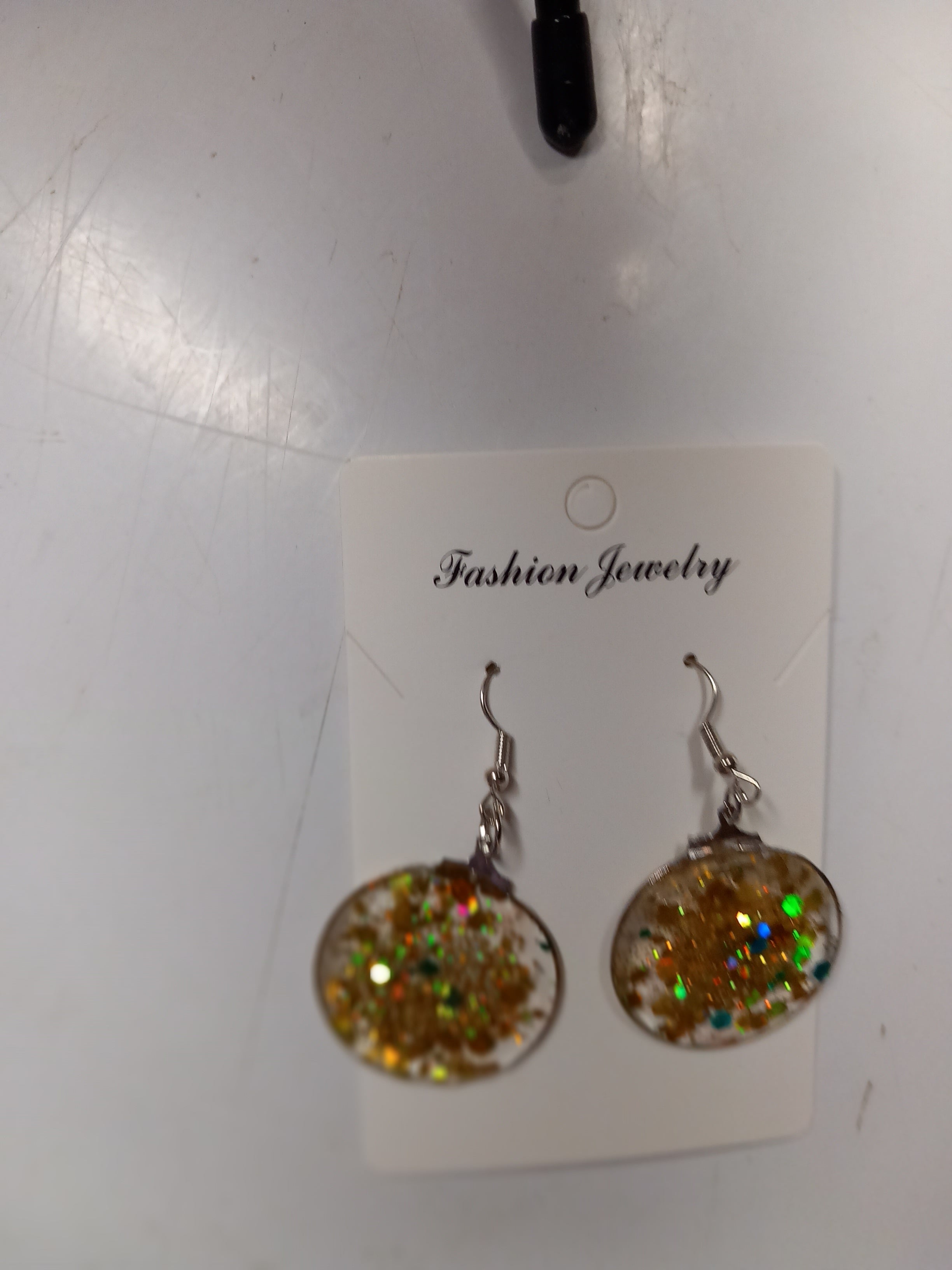 Boucles d'oreilles créoles argentées résine époxy avec paillettes