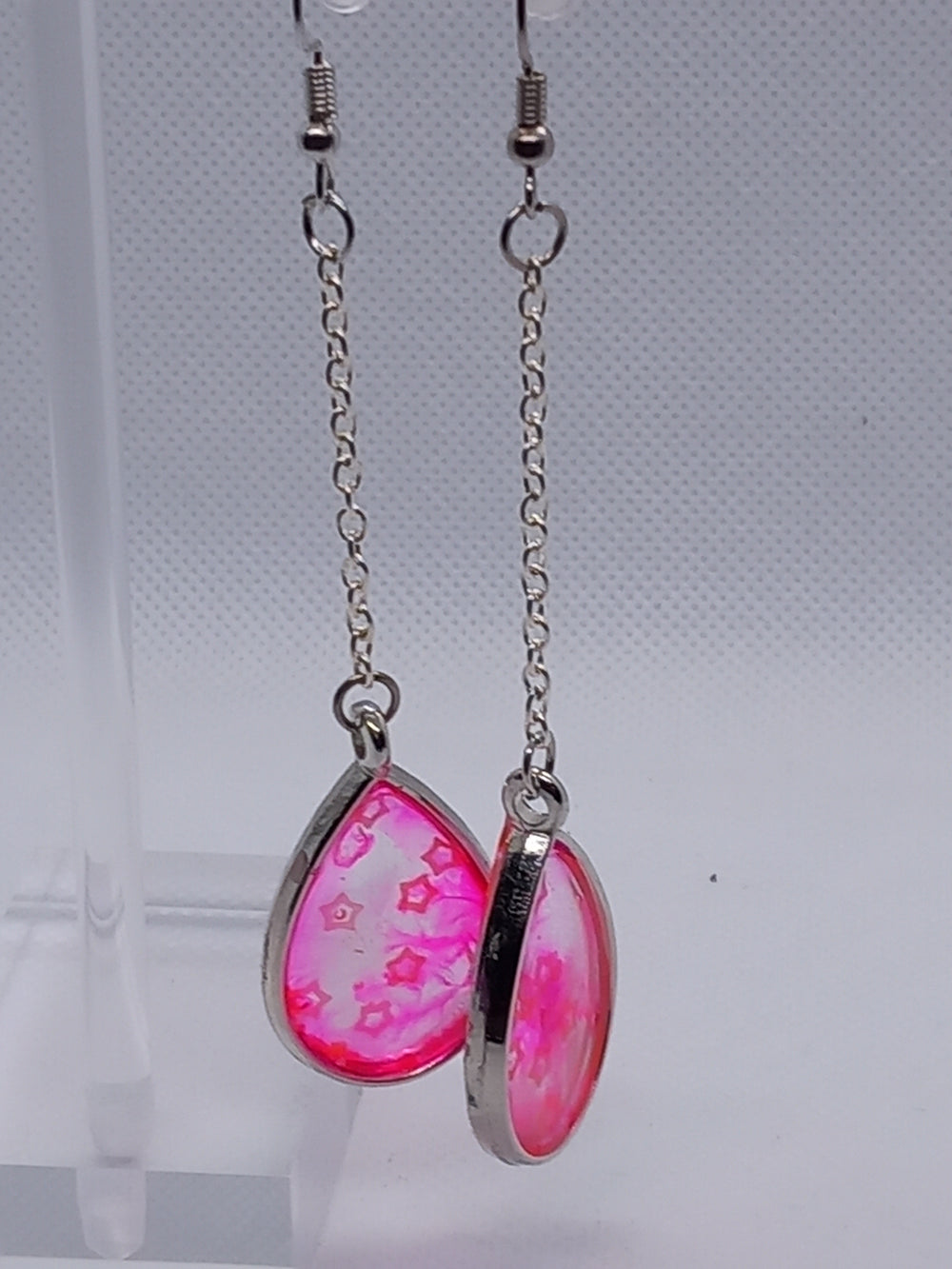 Boucles d'oreilles pendantes longues carré argenté résine époxy bleu et violet