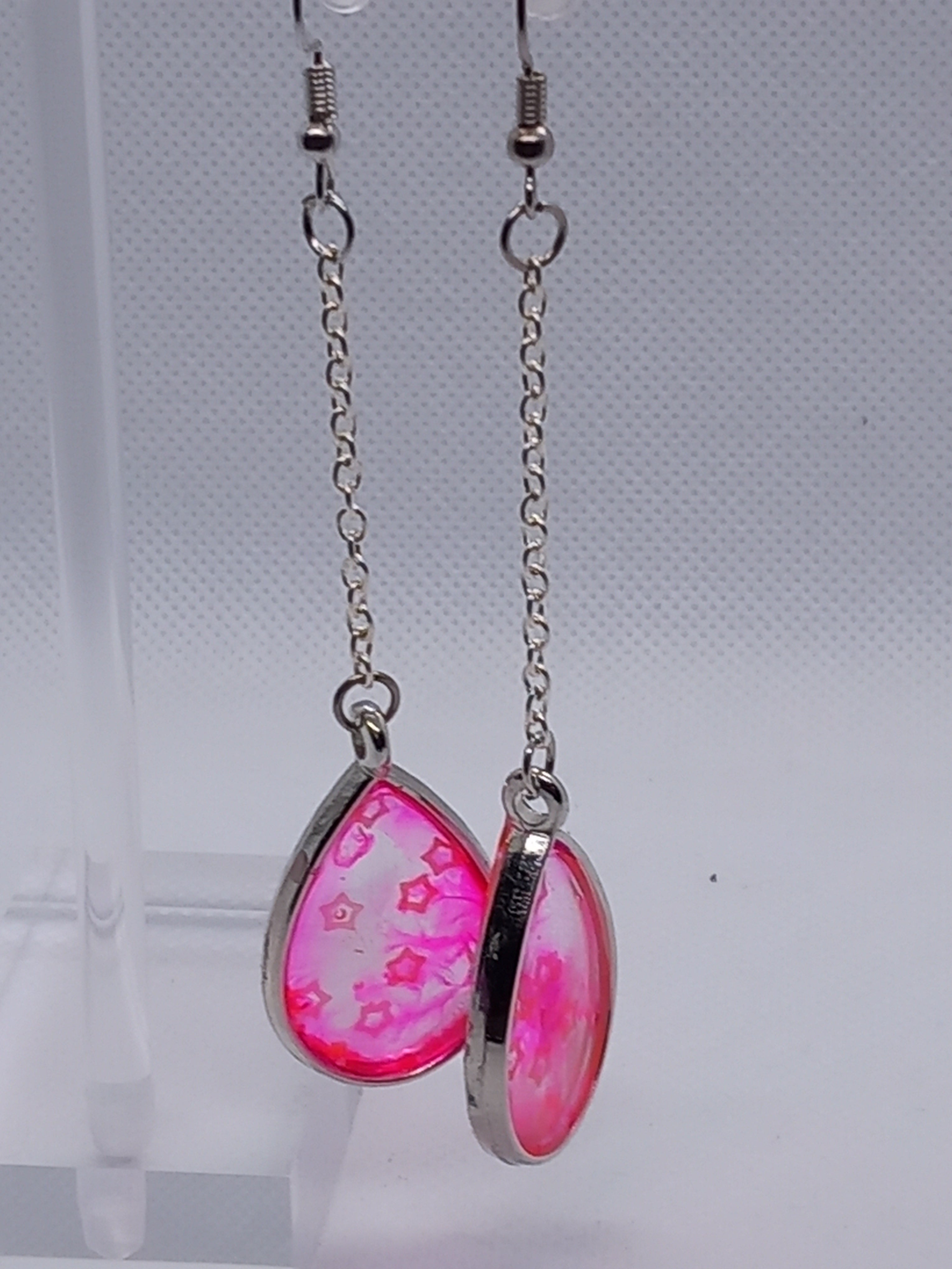 Boucles d'oreilles pendantes longues carré argenté résine époxy bleu et violet
