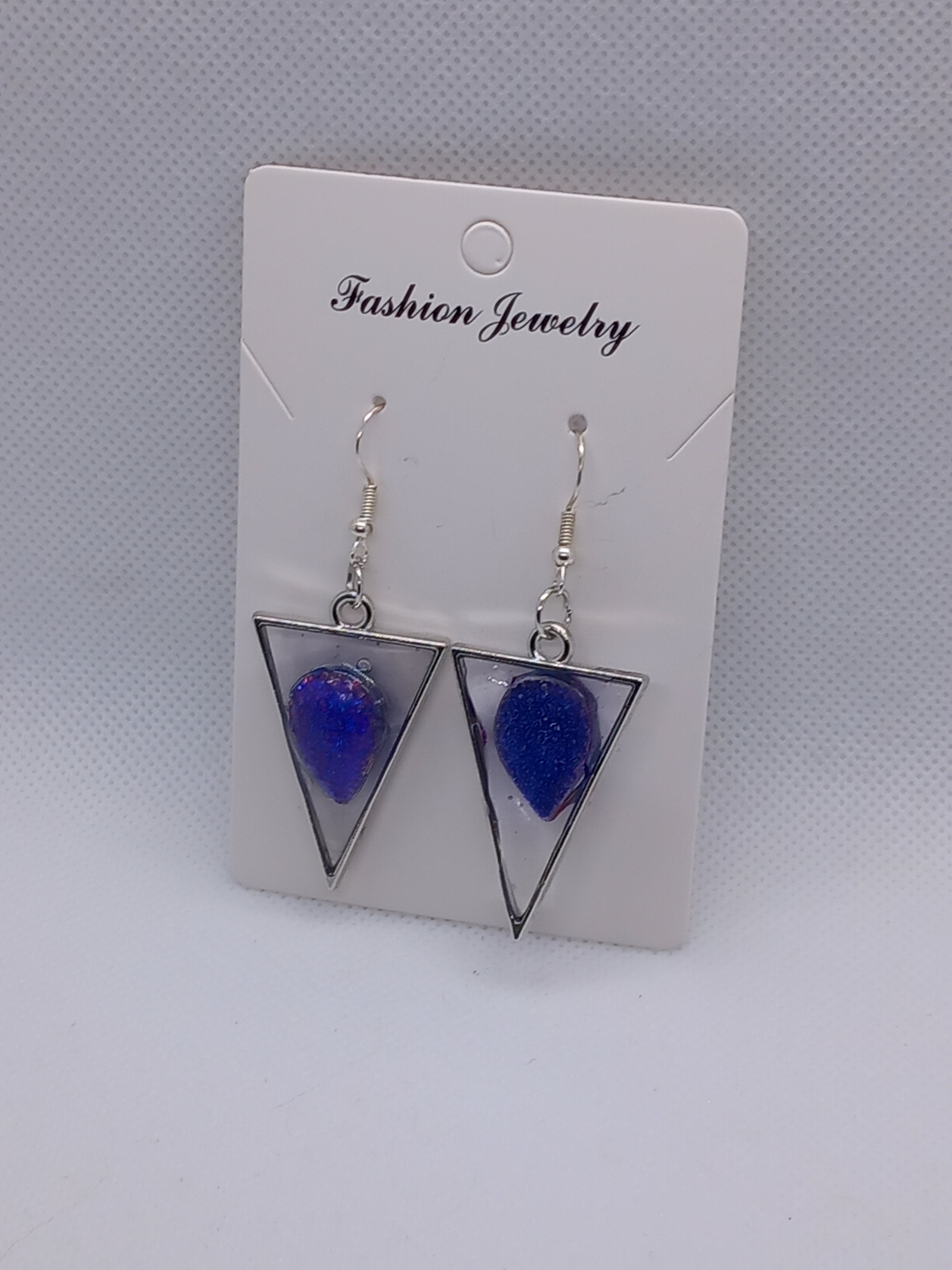 Boucles d'oreilles pendantes triangle résine époxy bleu foncé argentées