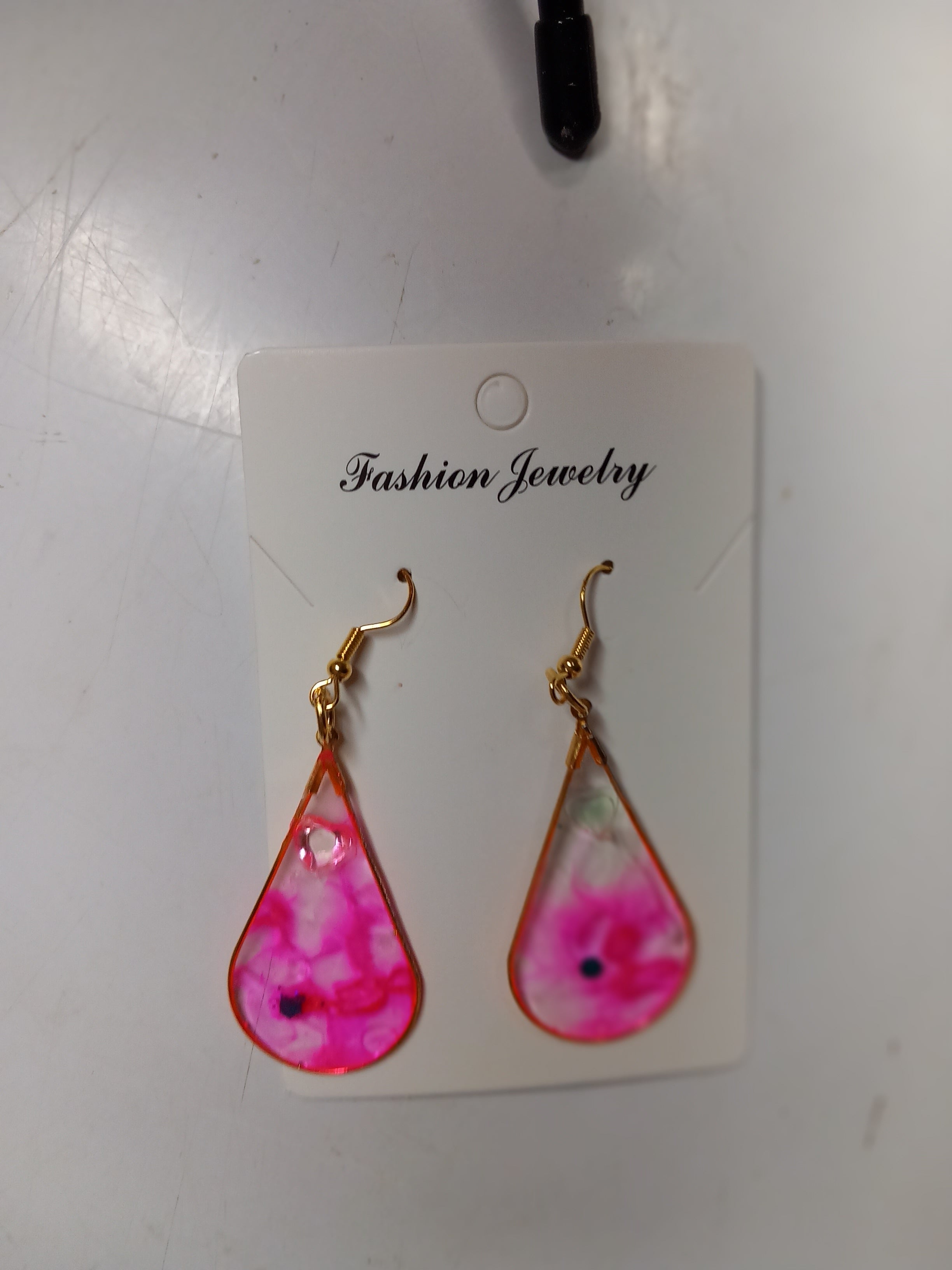 Boucles d'oreilles pendantes goutte résine époxy rose irisé plaquées or