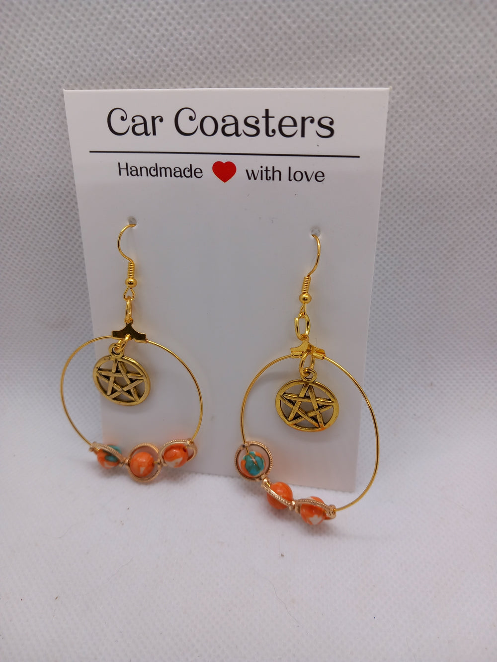 Boucles d'oreilles créoles dorées avec charm pentagramme et perles naturelles — Pièce unique fait main