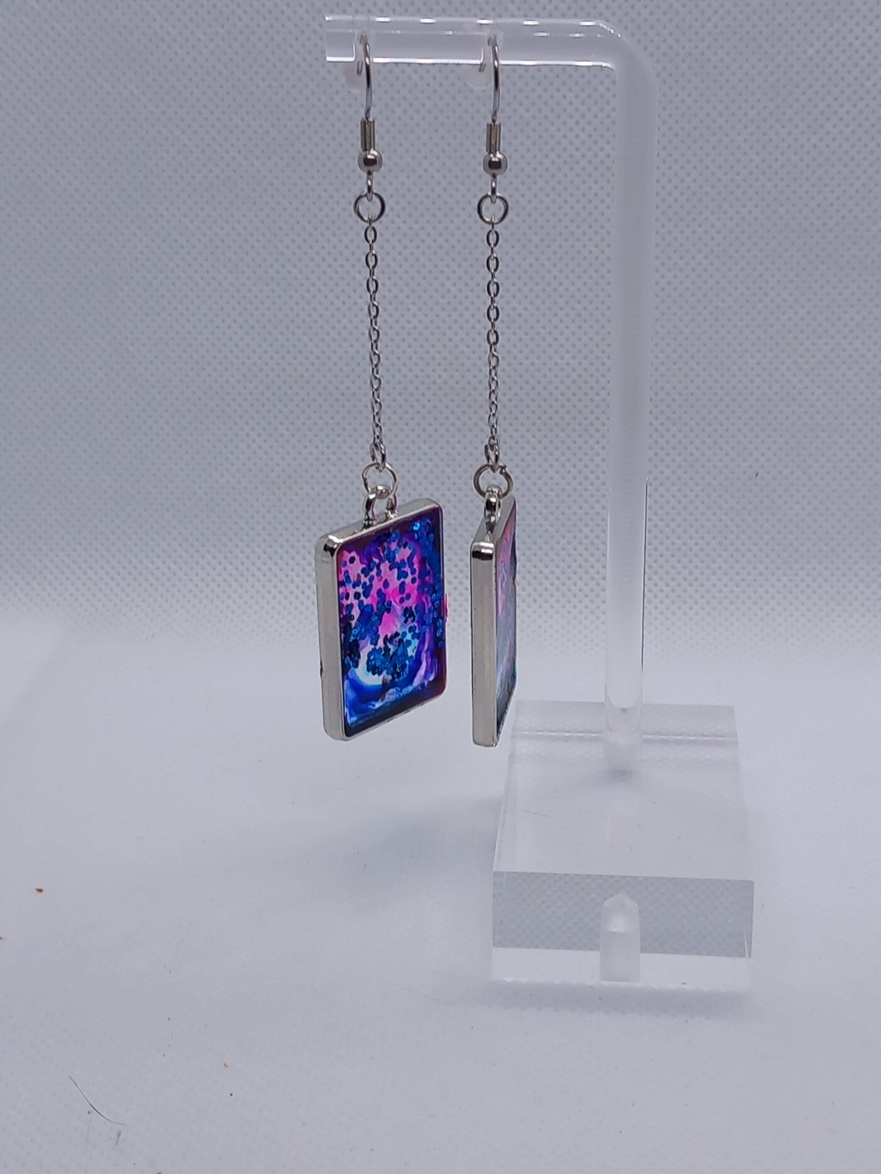 Boucles d'oreilles pendantes triangle plaqué argent résine époxy multicolore