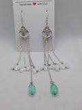 Boucles d'oreilles pendantes métal argenté et perles nacrées