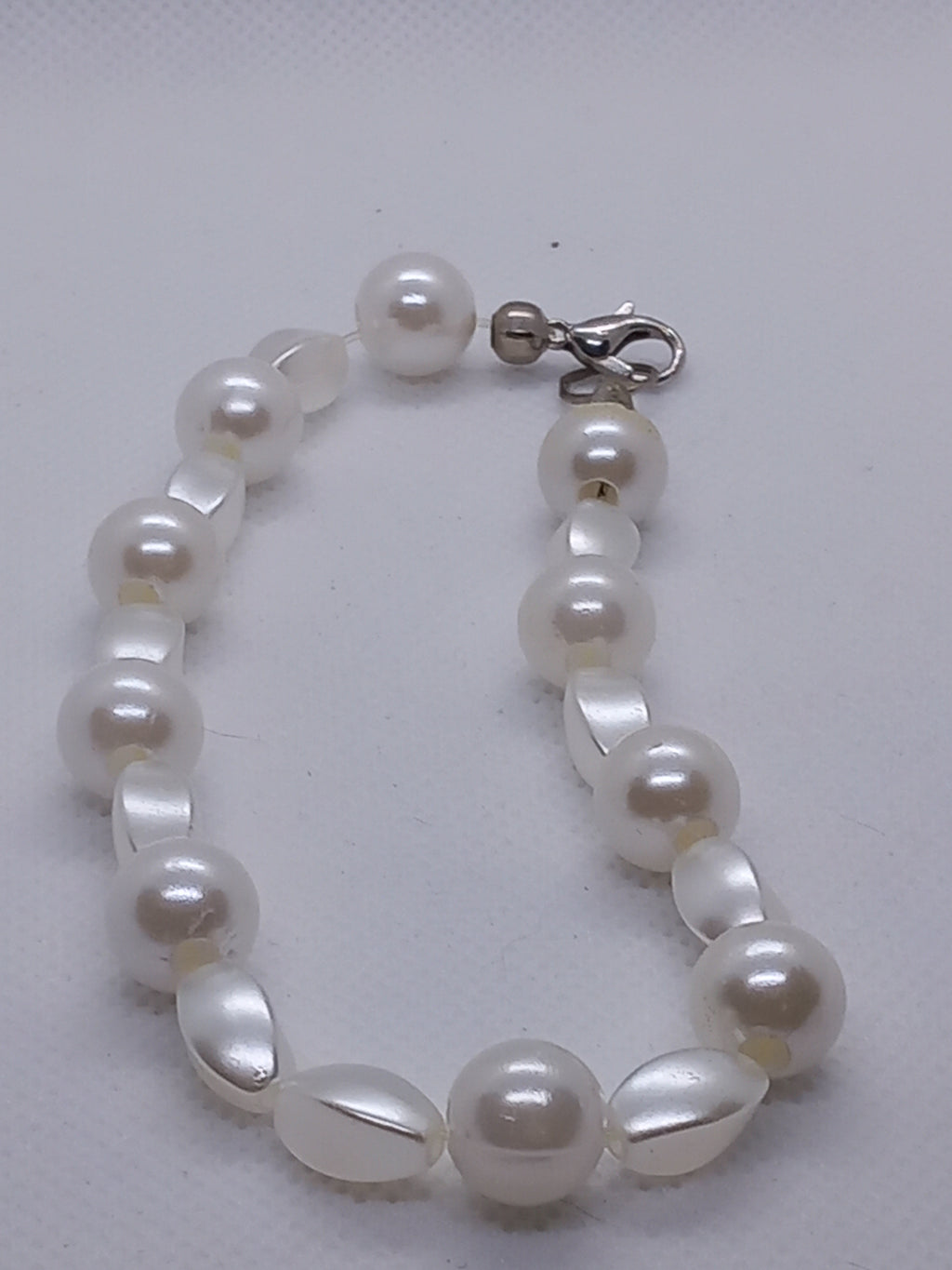 Bracelet en perles blanches nacrées avec fermoir mousqueton argenté