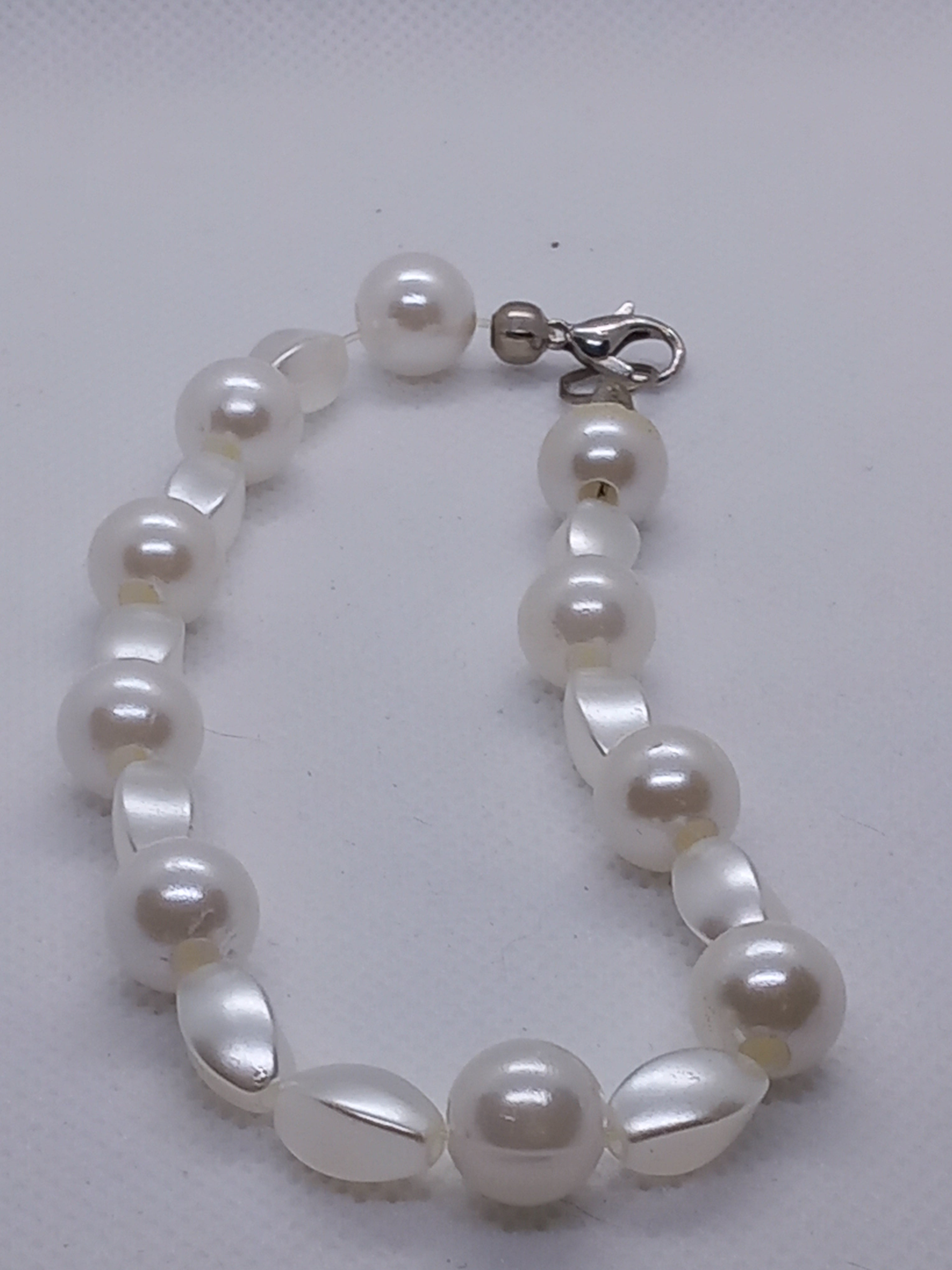 Bracelet en perles blanches nacrées avec fermoir mousqueton argenté