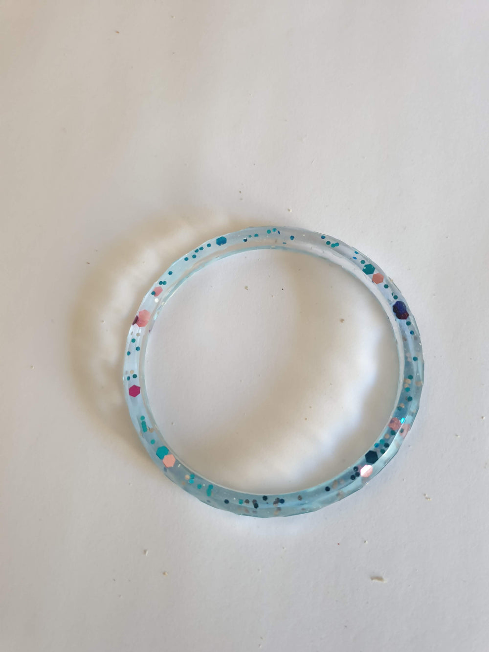 Bracelet jonc en résine époxy bleu clair à paillettes multicolores