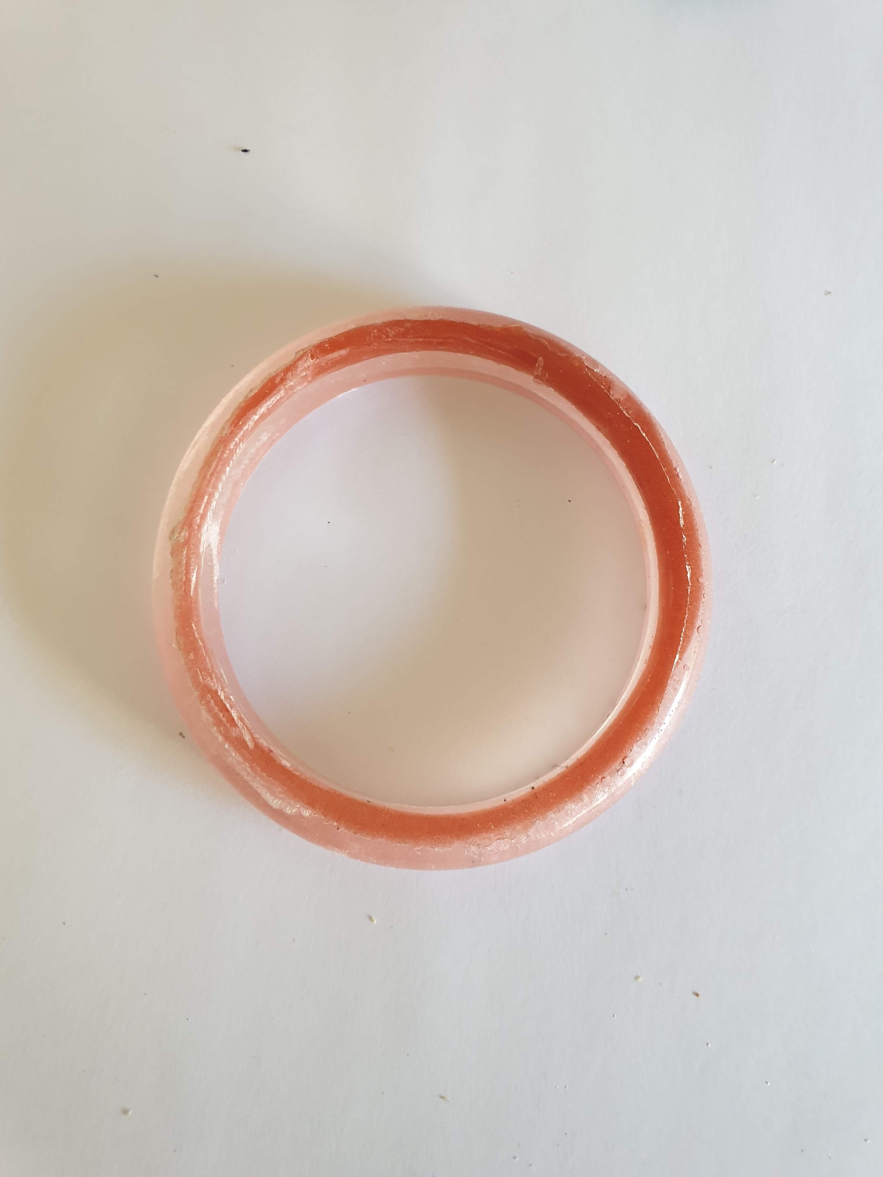 Bracelet jonc en résine époxy rose saumon
