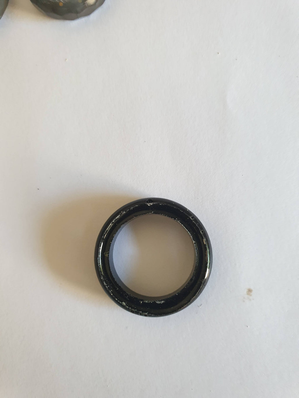 Bague en résine époxy noire avec paillettes multicolores