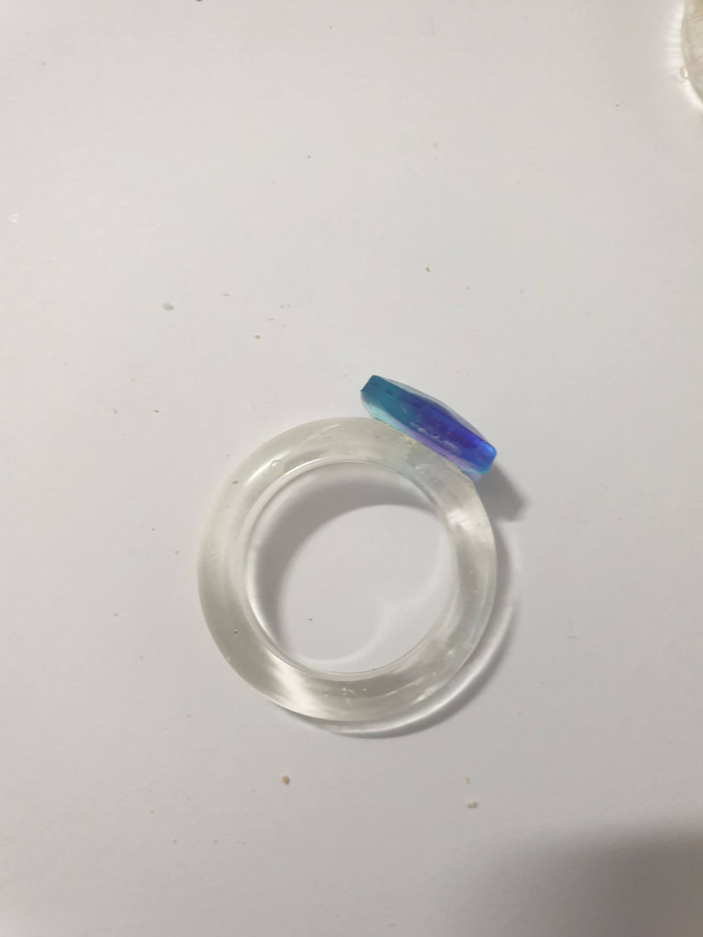Bague en résine époxy verte paillettes dorées avec cabochon bleu