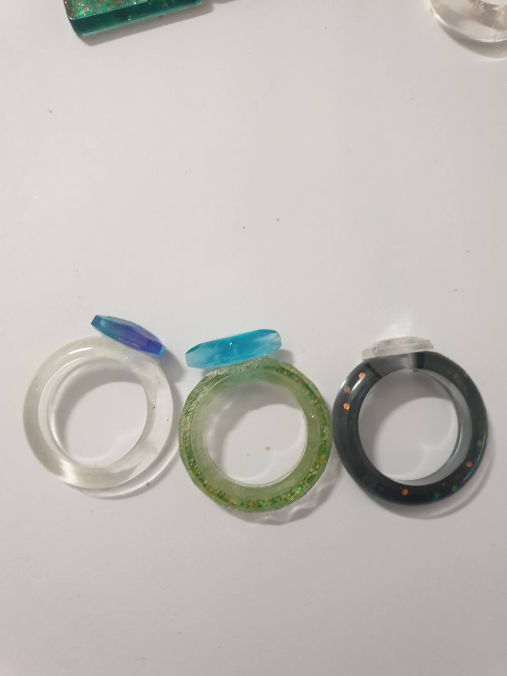 Bague en résine époxy transparente avec reflets