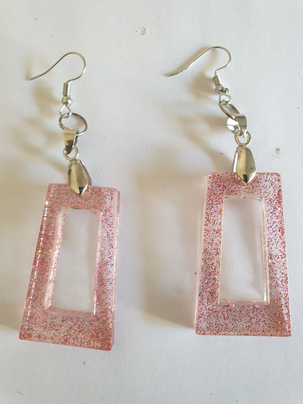 Boucles d'Oreilles Rectangle Rose Pailleté - Résine Transparente