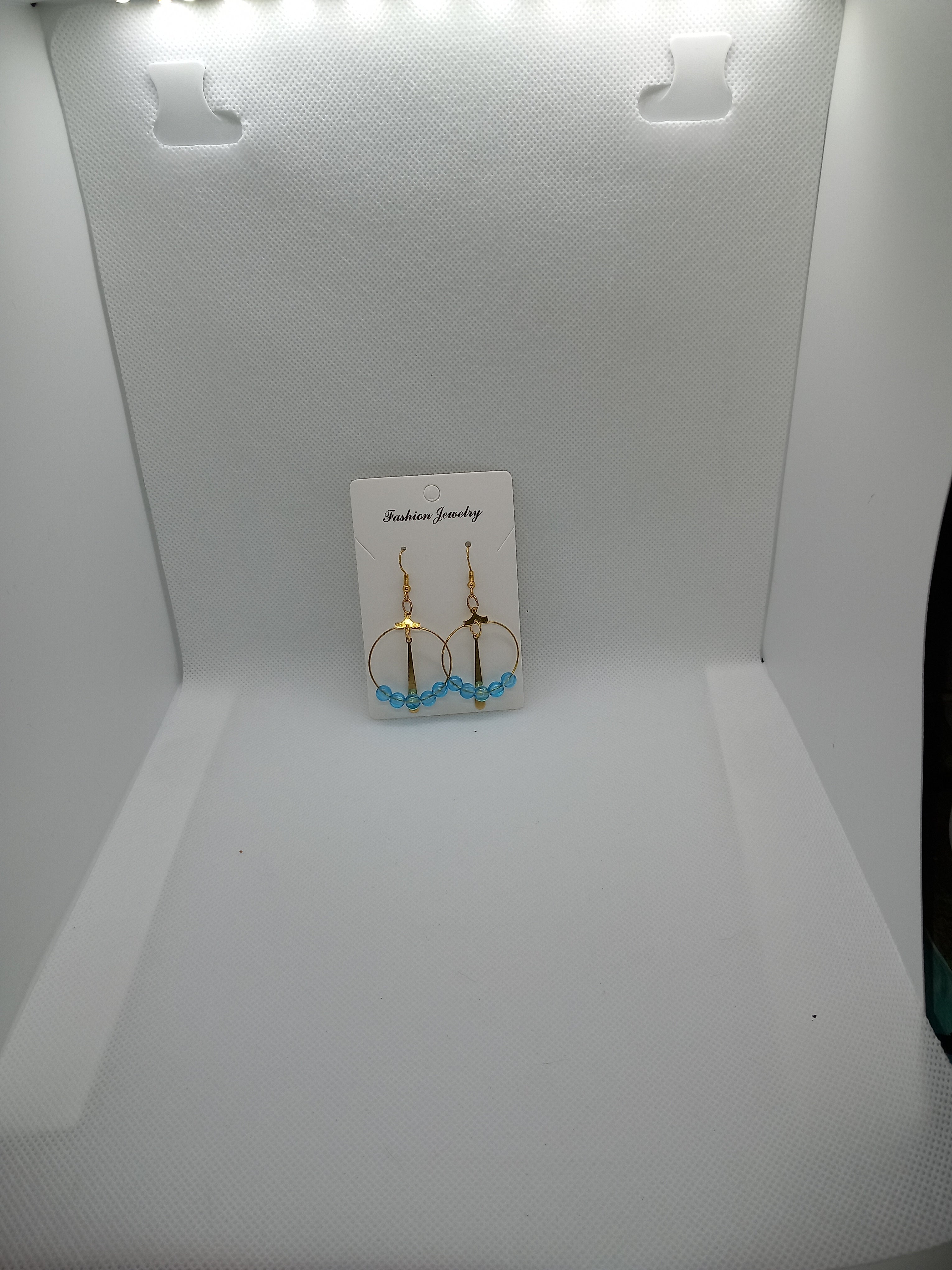 Boucles d'oreilles créole plaquée or avec perle bleue