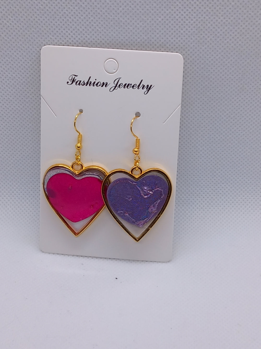 Boucles d'oreilles pendantes cœurs résine époxy rose fuchsia et violet plaquées or