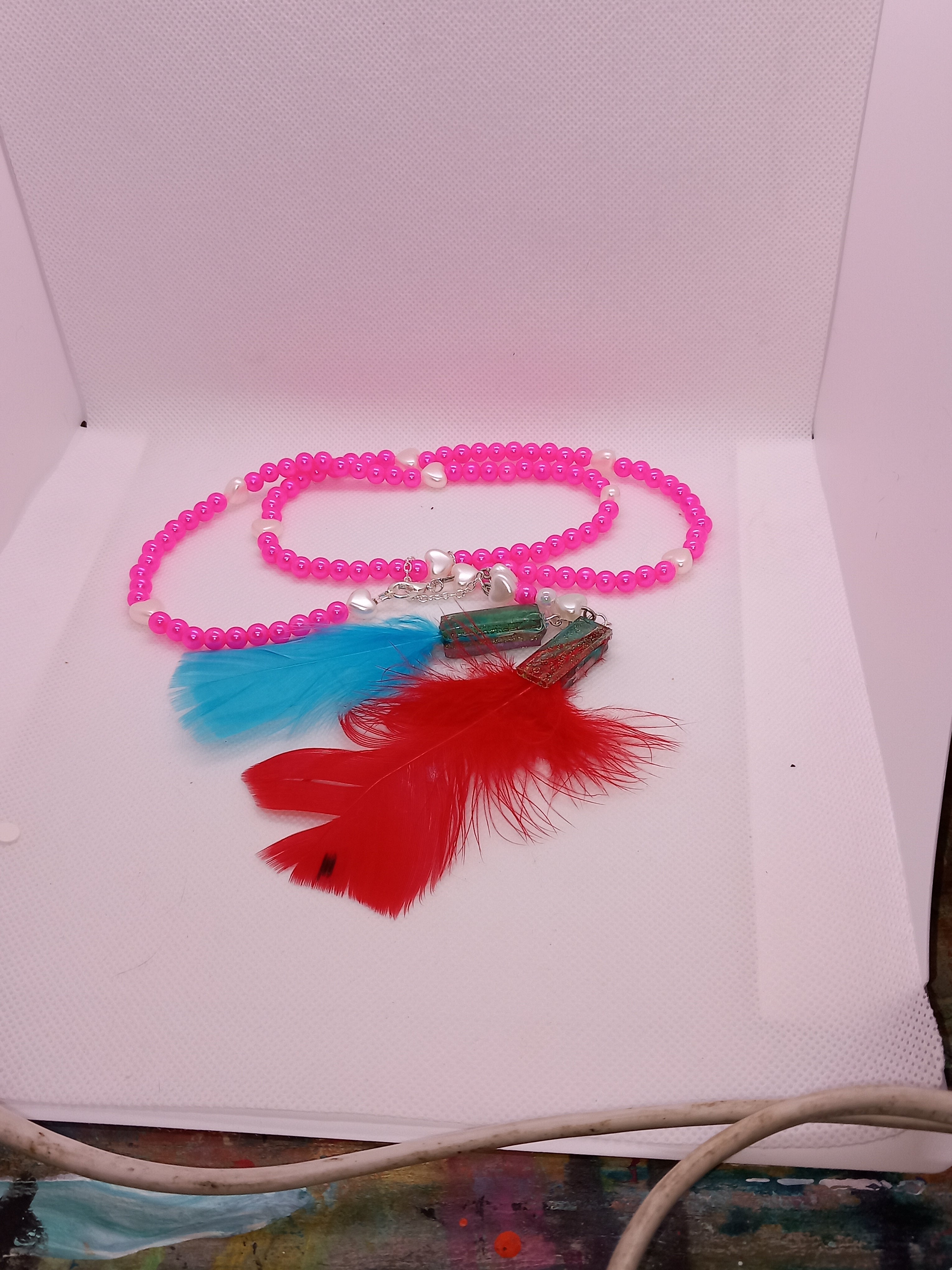 Collier Perles Bordeaux Beige Plumes Rouge Bleu