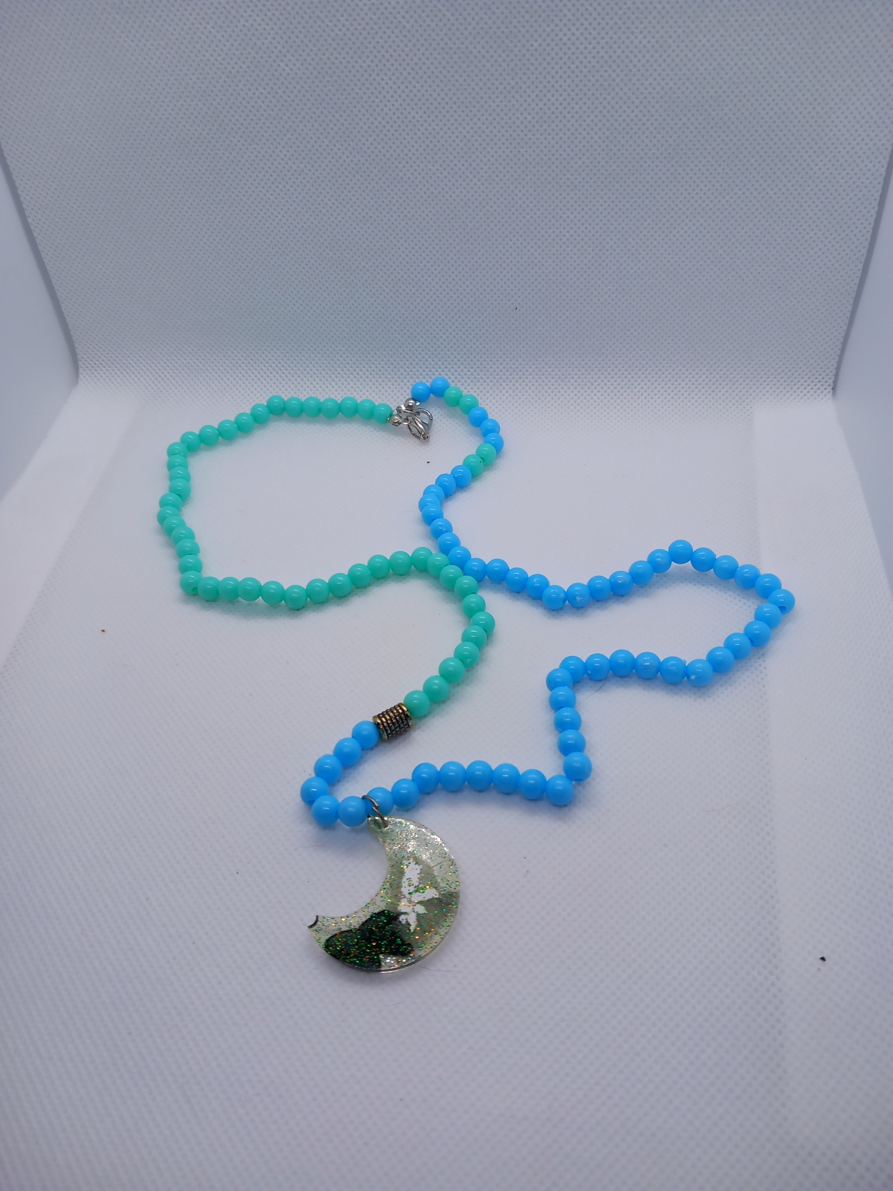 Collier Perles Verre Nacrées Pendentif Lune Résine