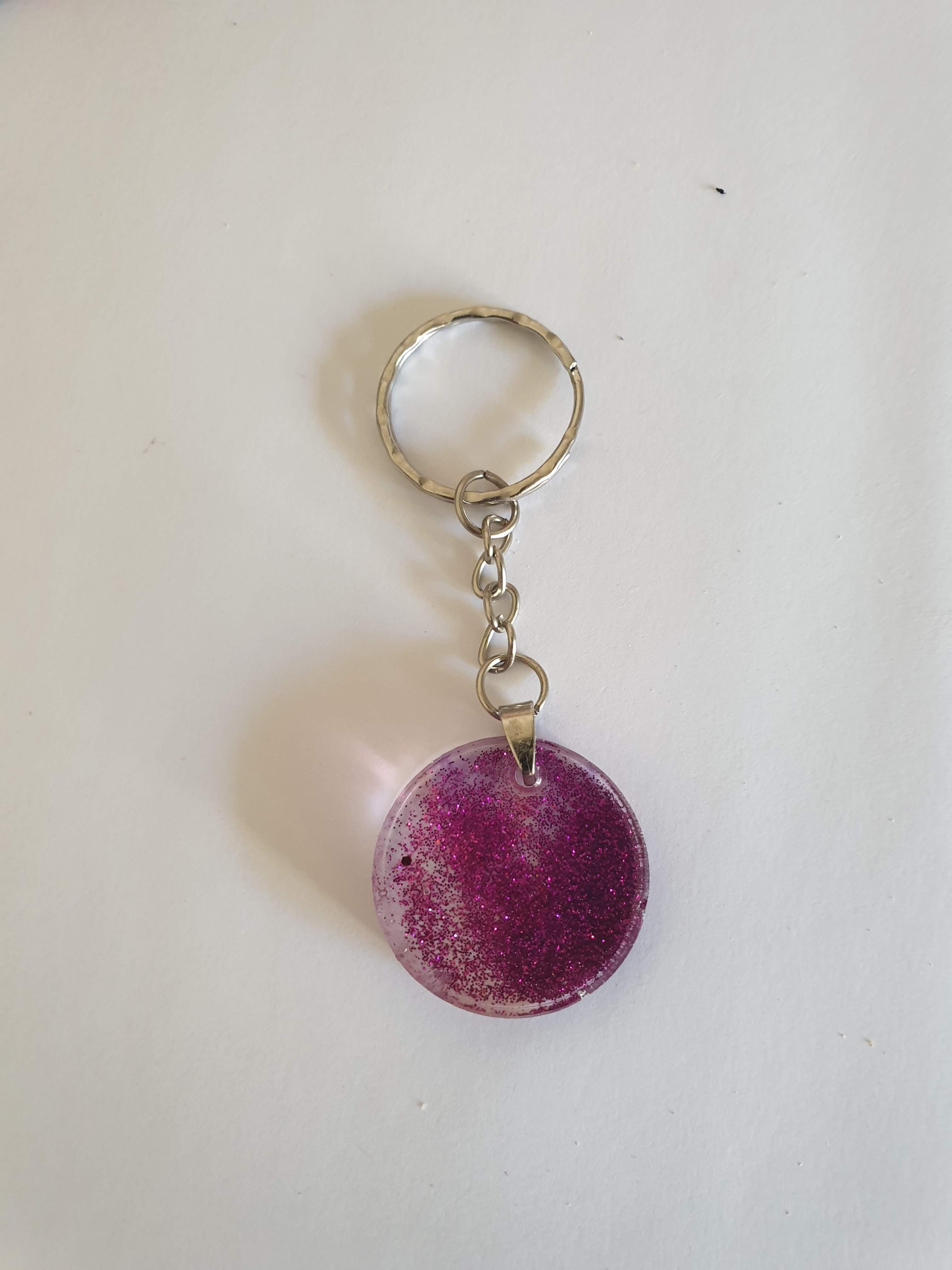 Porte-clés en résine époxy violet pailleté
